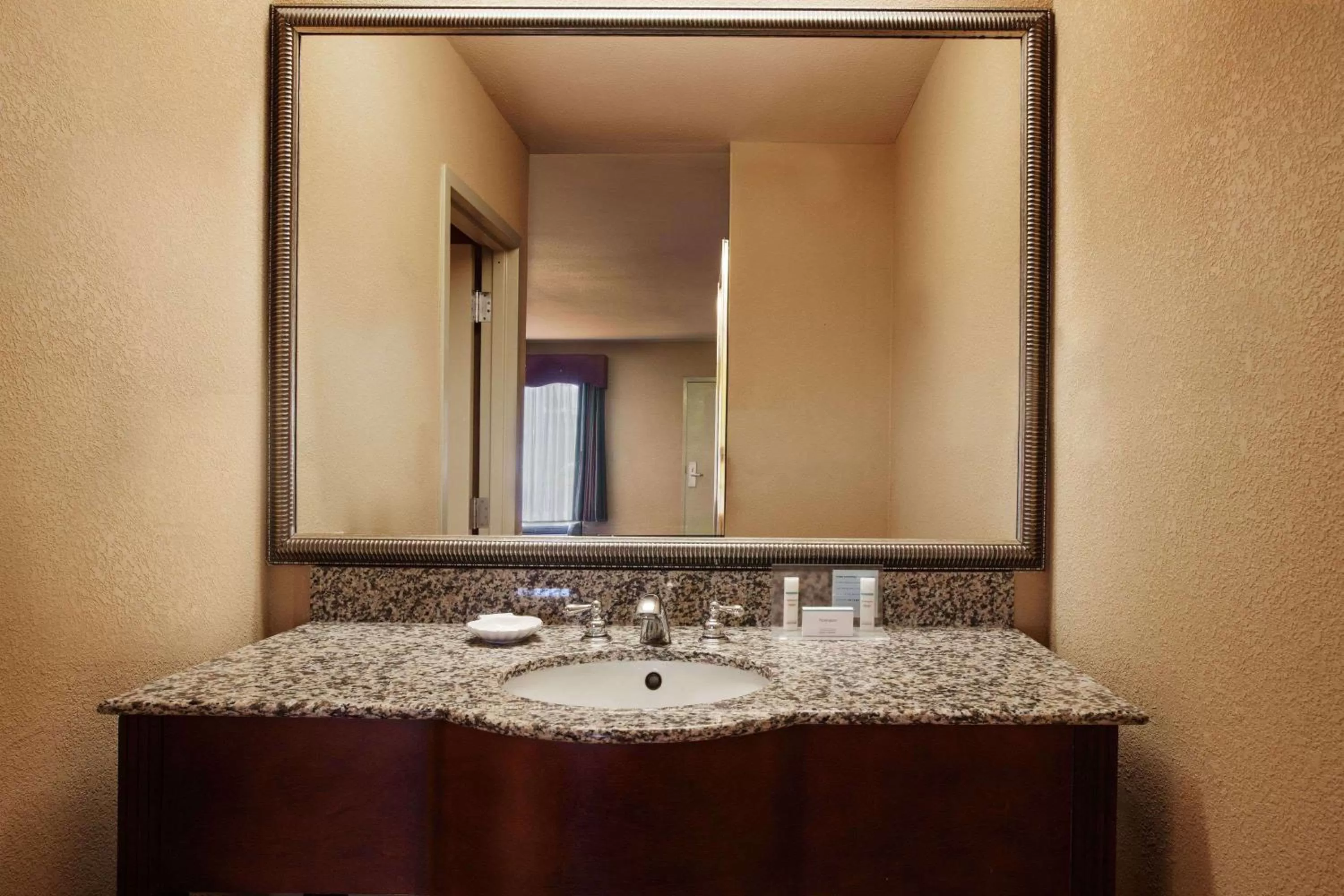 Deluxe King Room - Smoking in Days Inn & Suites by Wyndham Tyler