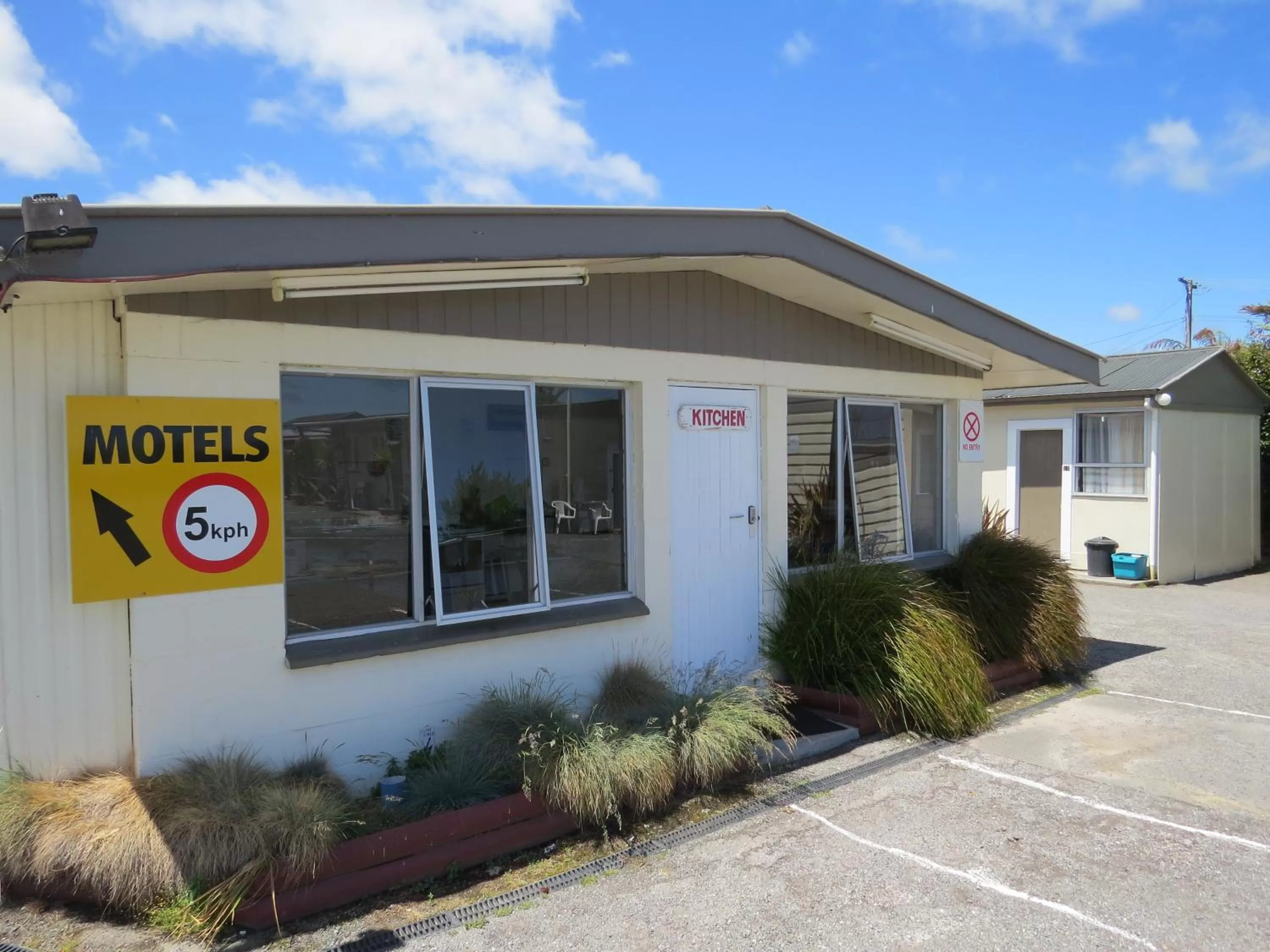 Property building in Camellia Court Family Motel