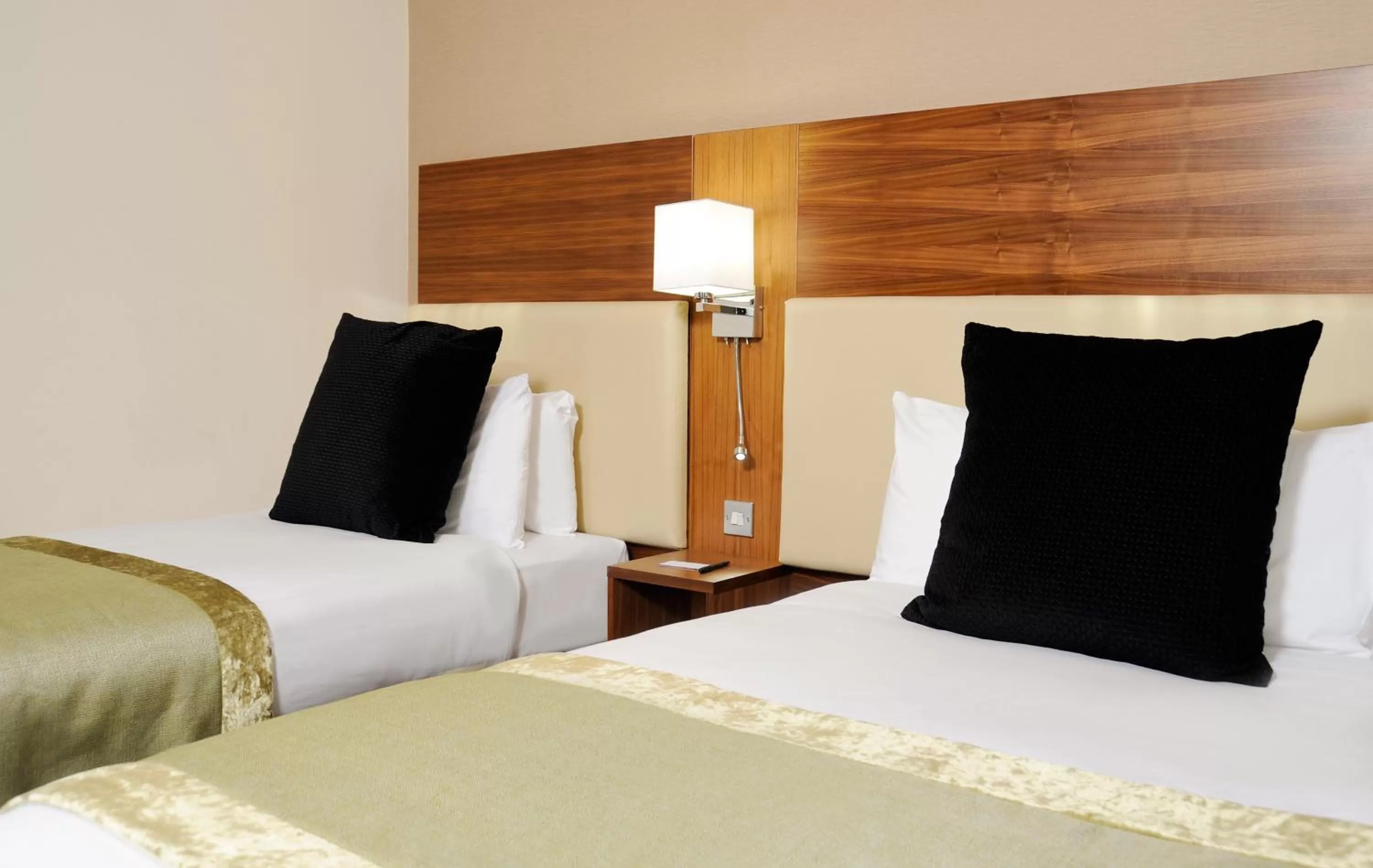 Bedroom, Bed in Mercure London Bloomsbury Hotel