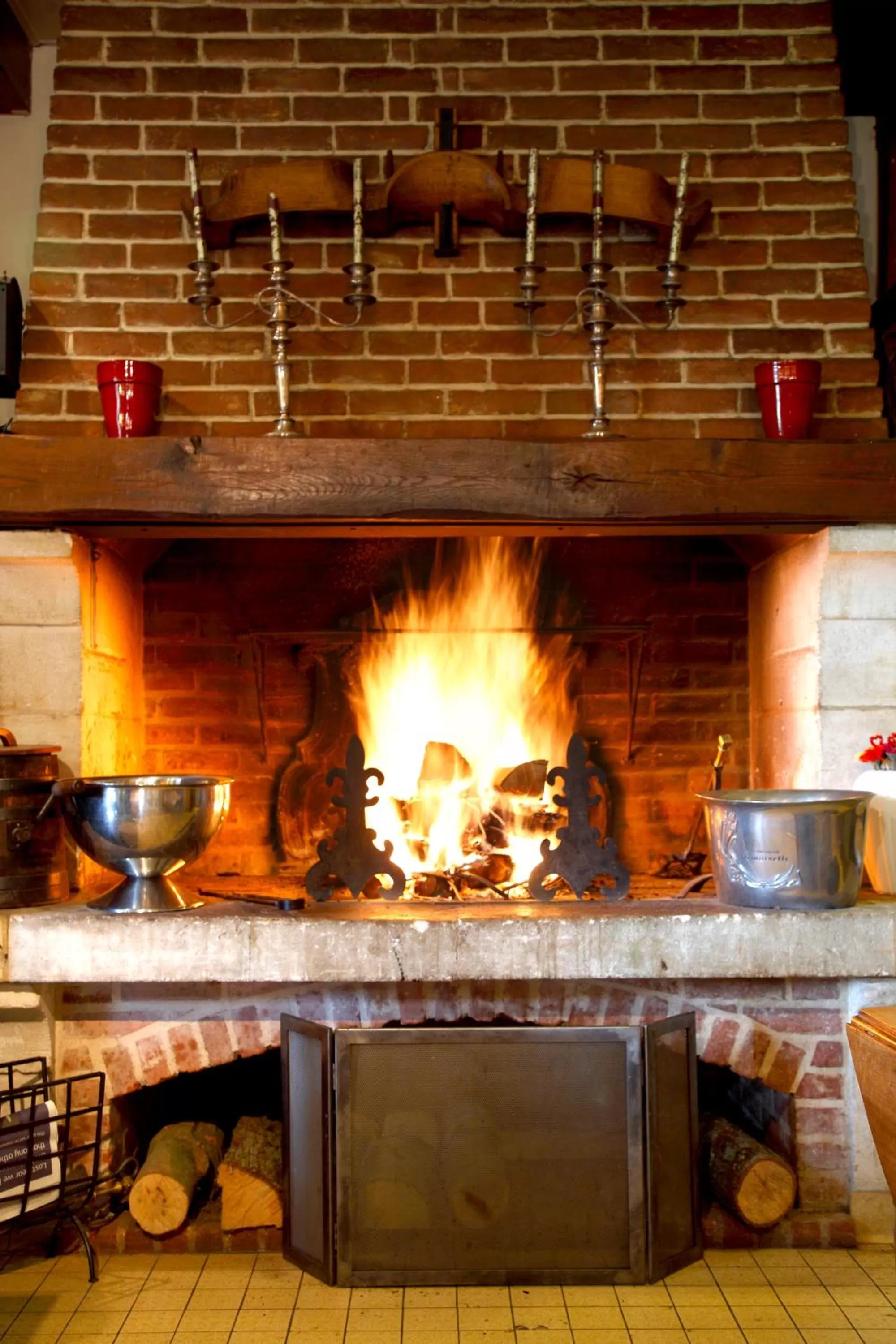 Restaurant/places to eat in Château Corneille