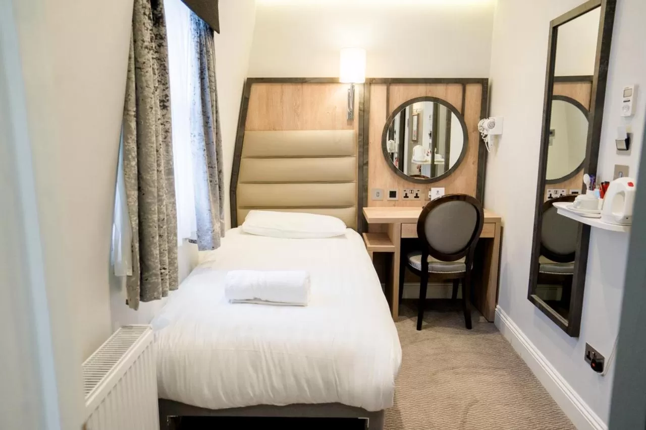 Bedroom, Bed in Best Western Buckingham Palace Rd