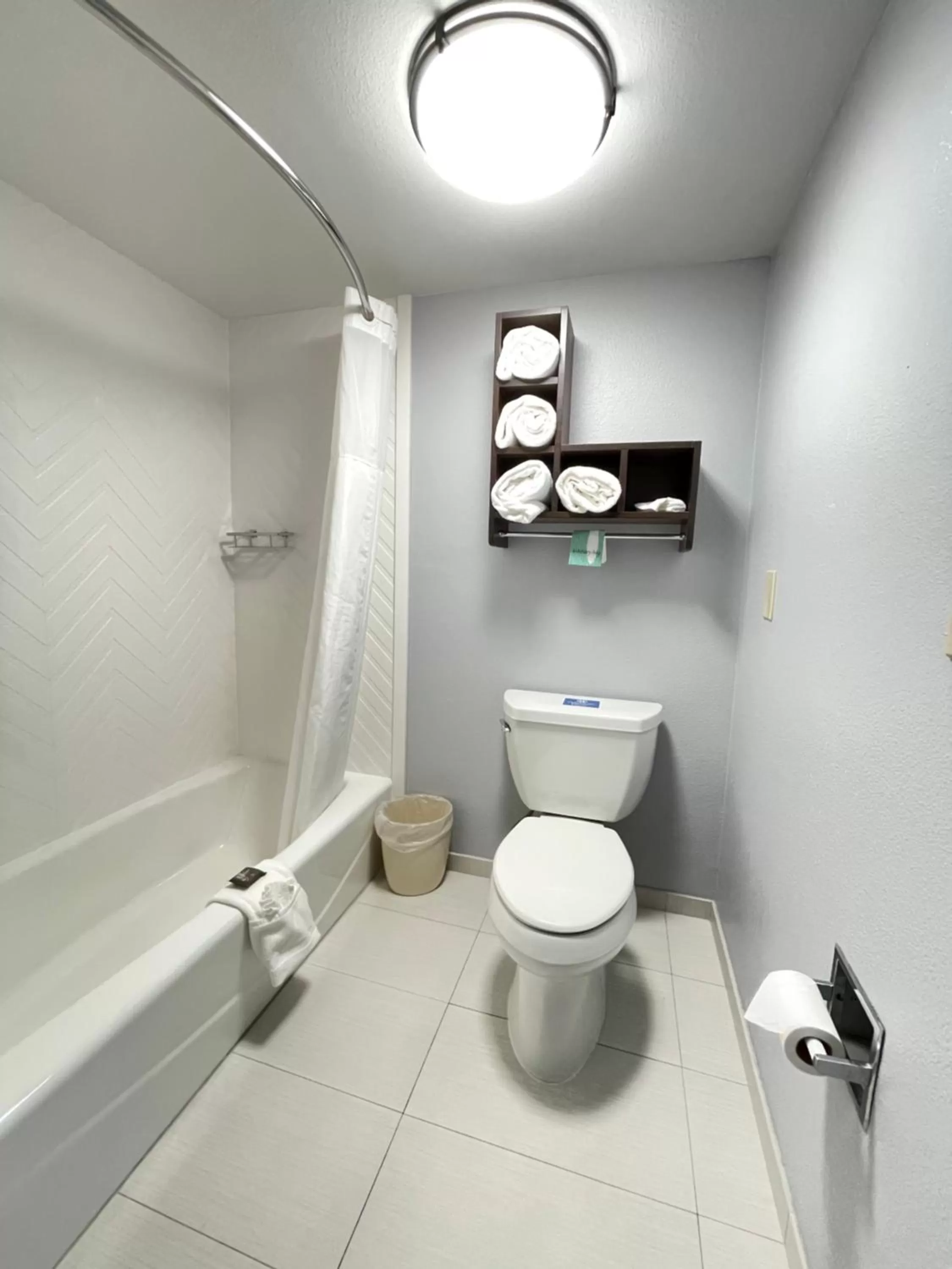 Bathroom in Country Inn & Suites by Radisson, San Carlos, CA