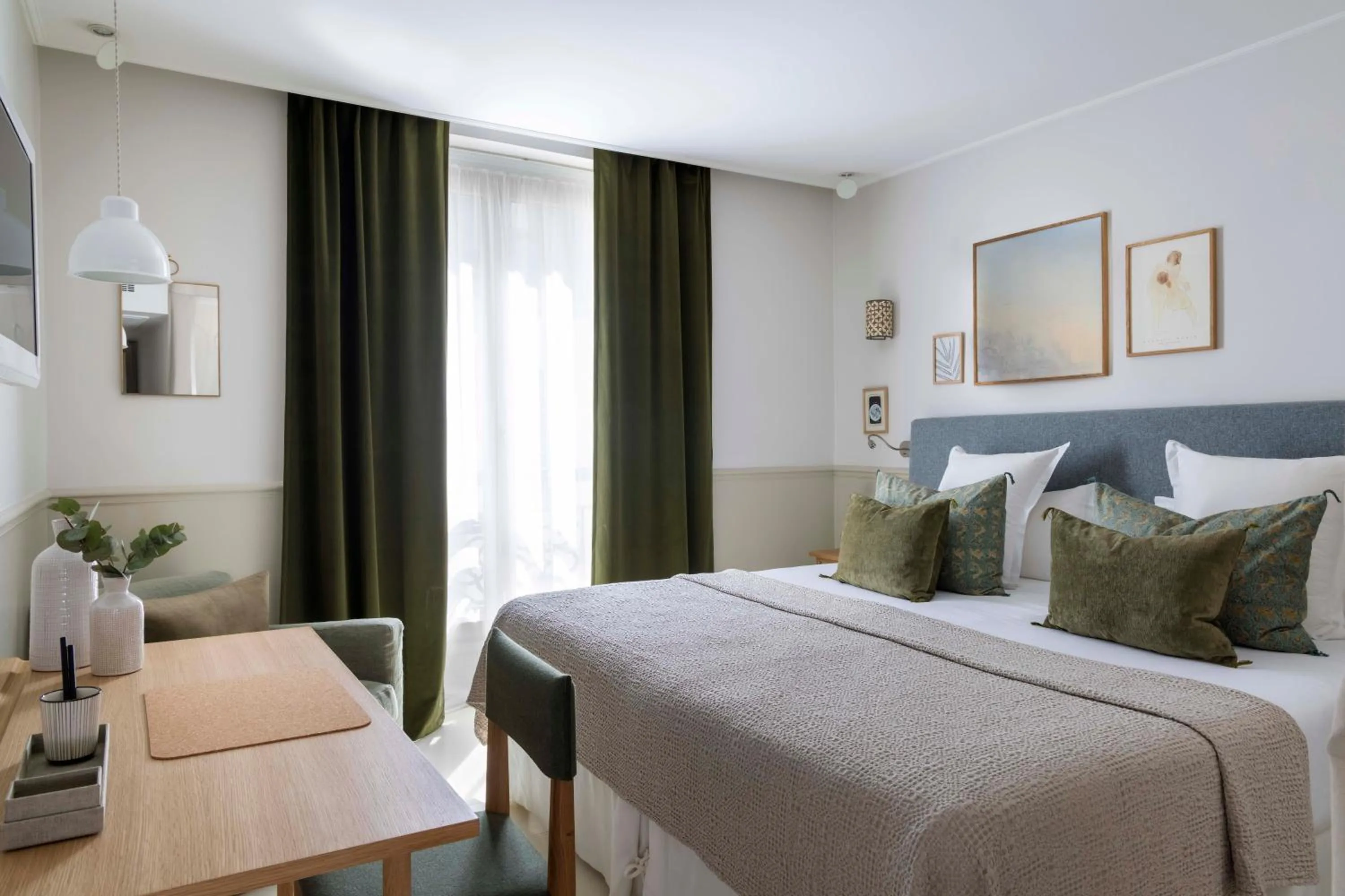 Property building, Bed in Le Petit Beaumarchais Hotel & Spa