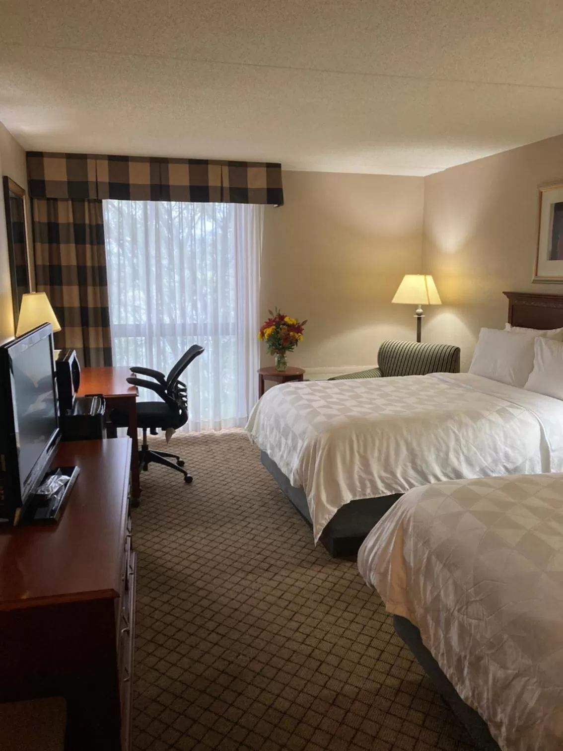 Photo of the whole room, Bed in Holiday Inn Cincinnati-Eastgate by IHG