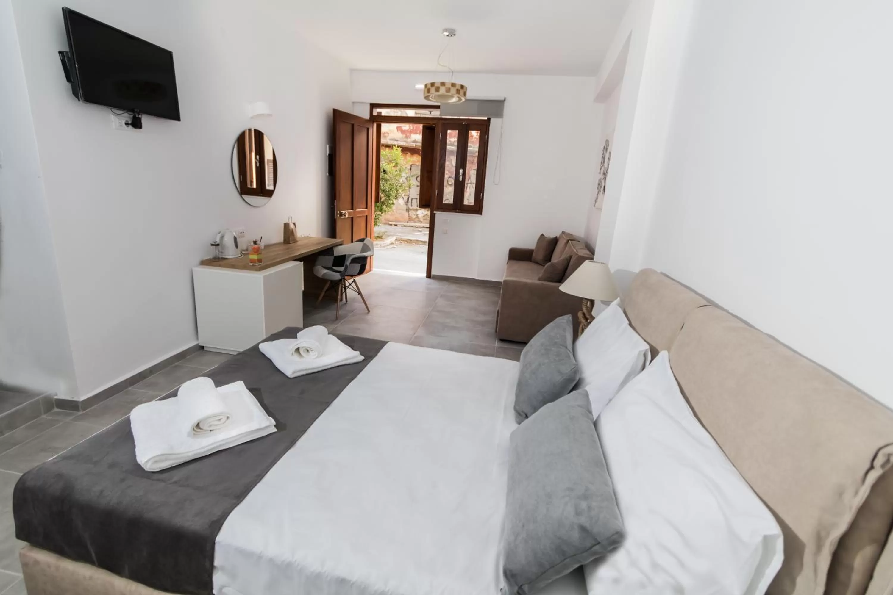 Photo of the whole room, Bed in Deluxe Hotel