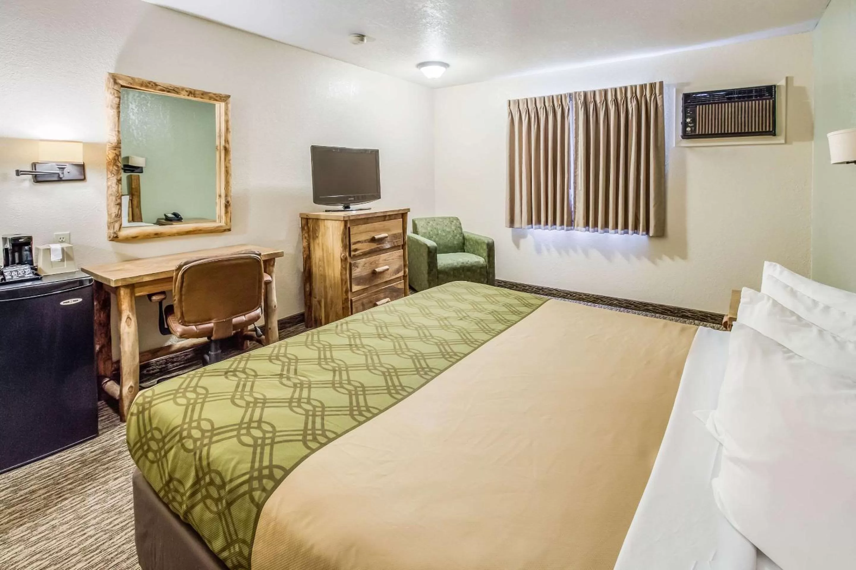 Photo of the whole room, Bed in Econo Lodge, Downtown Custer Near Custer State Park and Mt Rushmore