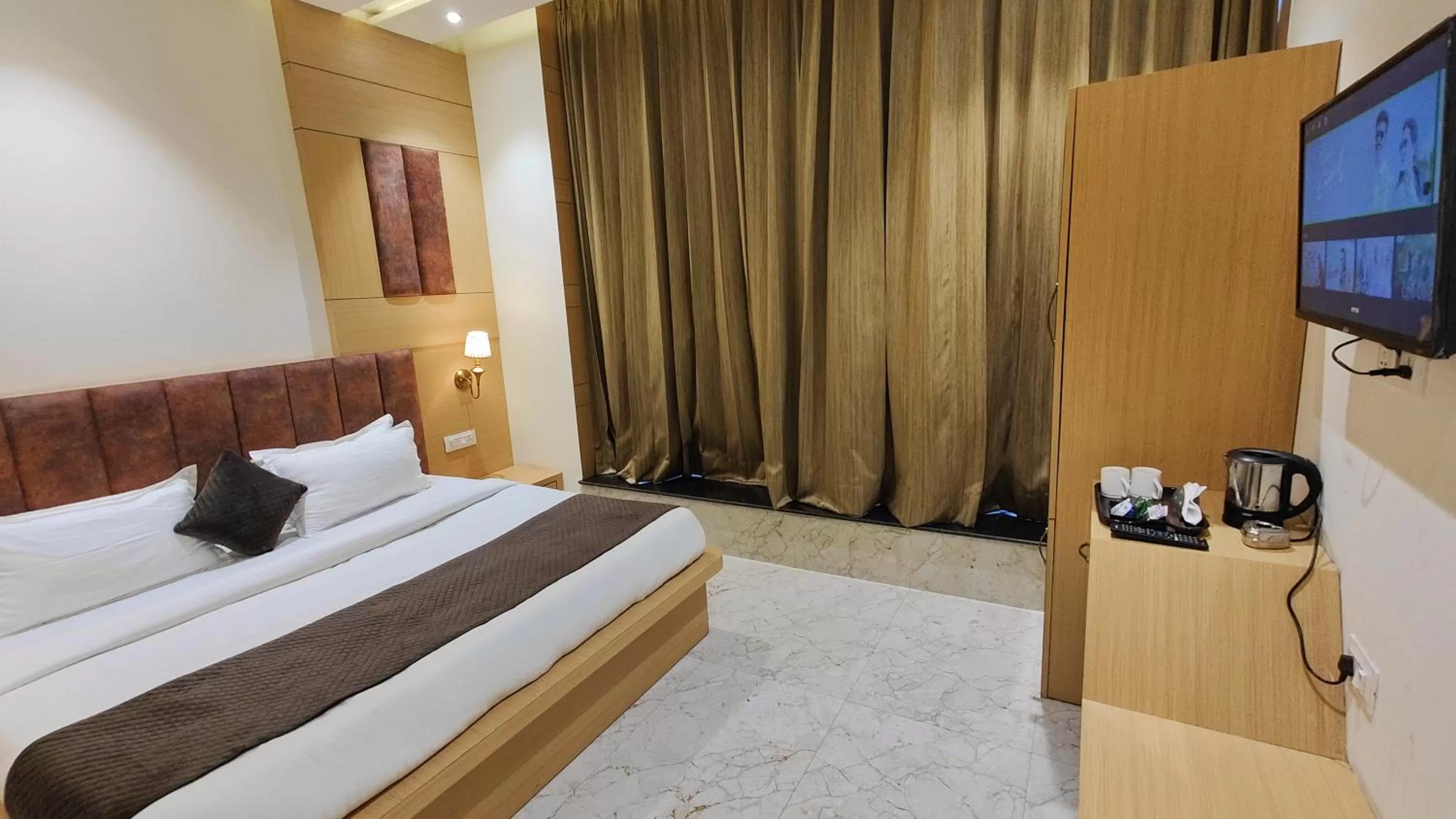 Bed in Perfect Stayz Premium- Hotel Sehdev Near Golden Temple