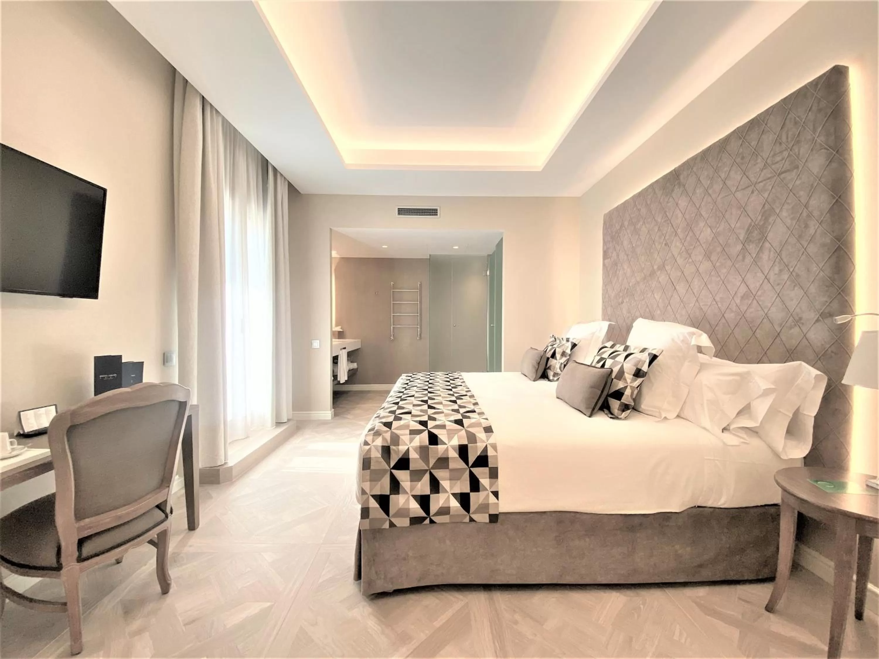 Bedroom, Bed in Lamaro Hotel