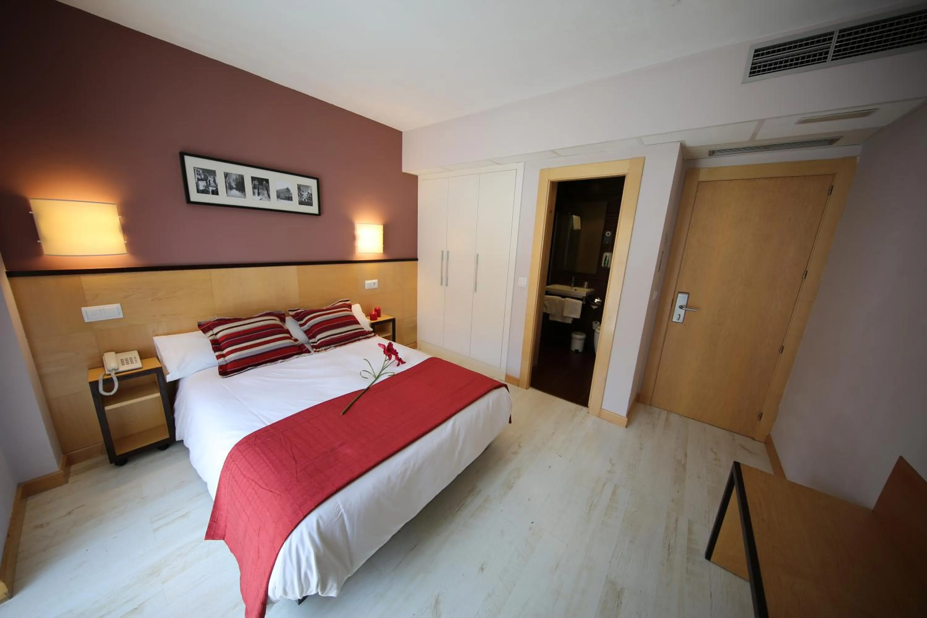 Bedroom, Bed in Hotel Alda Entrearcos