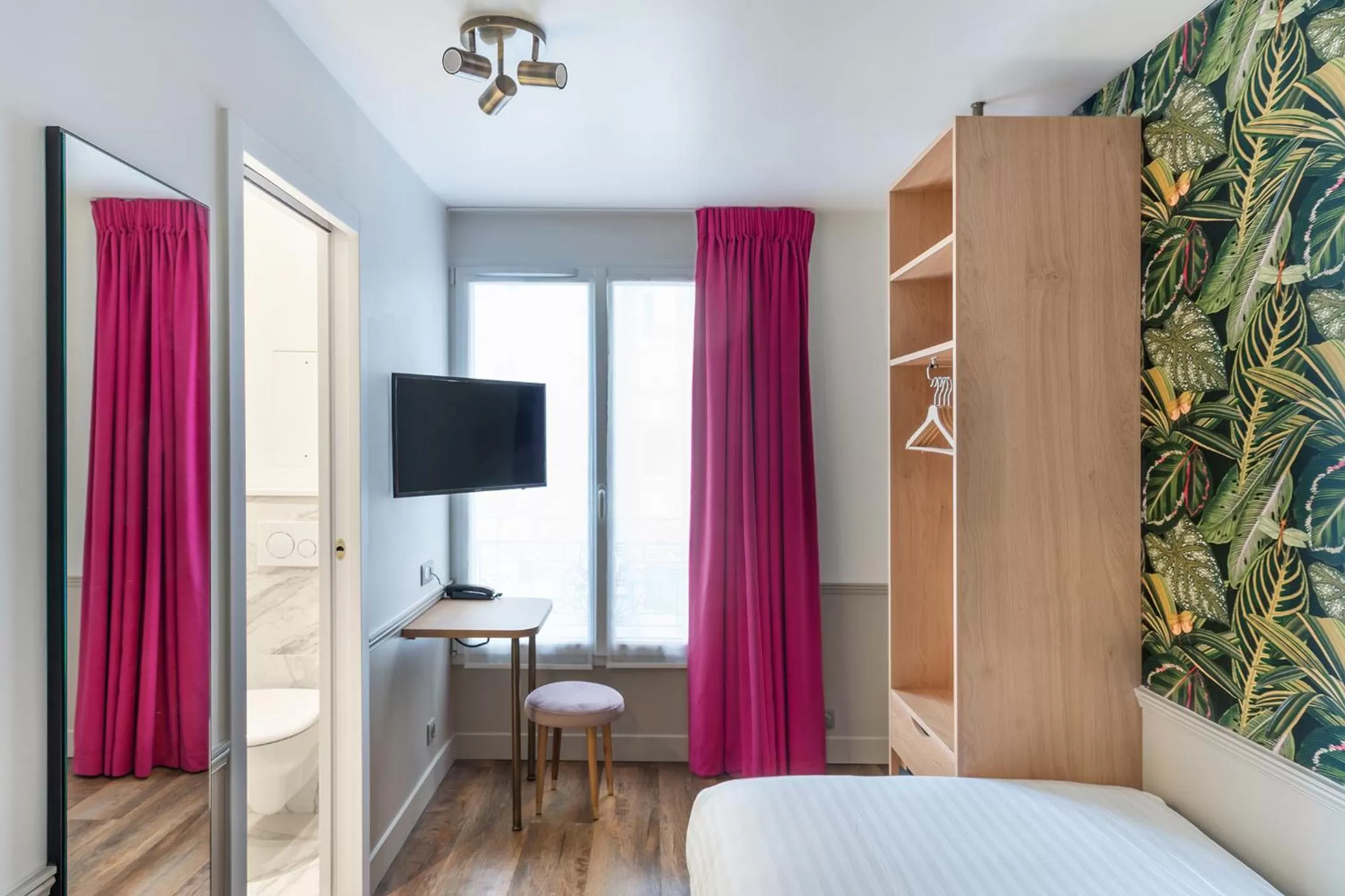 Photo of the whole room, Bed in Hôtel 31 - Paris Tour Eiffel