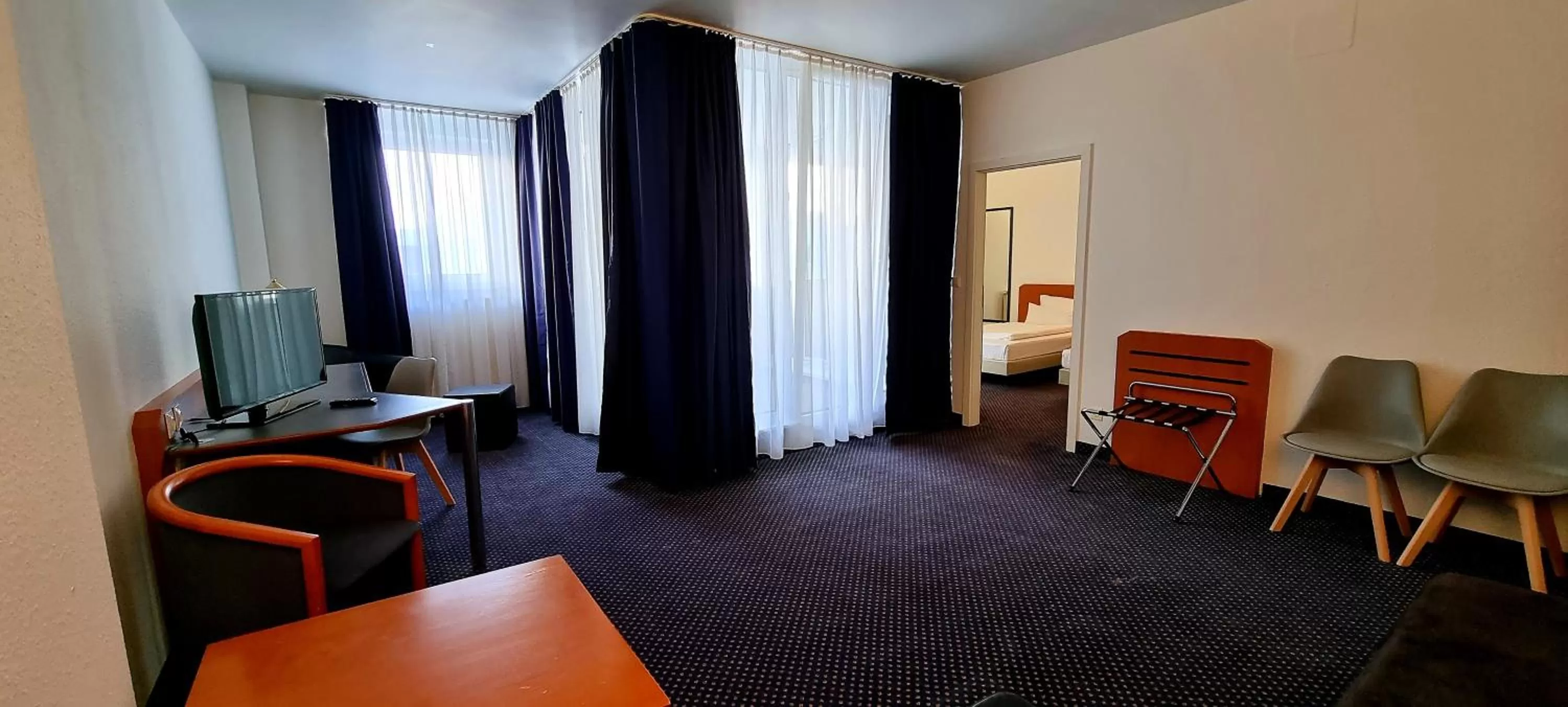 Living room, Bed in eXo Square Heidelberg/Schwetzingen - by SuperFly Hotels