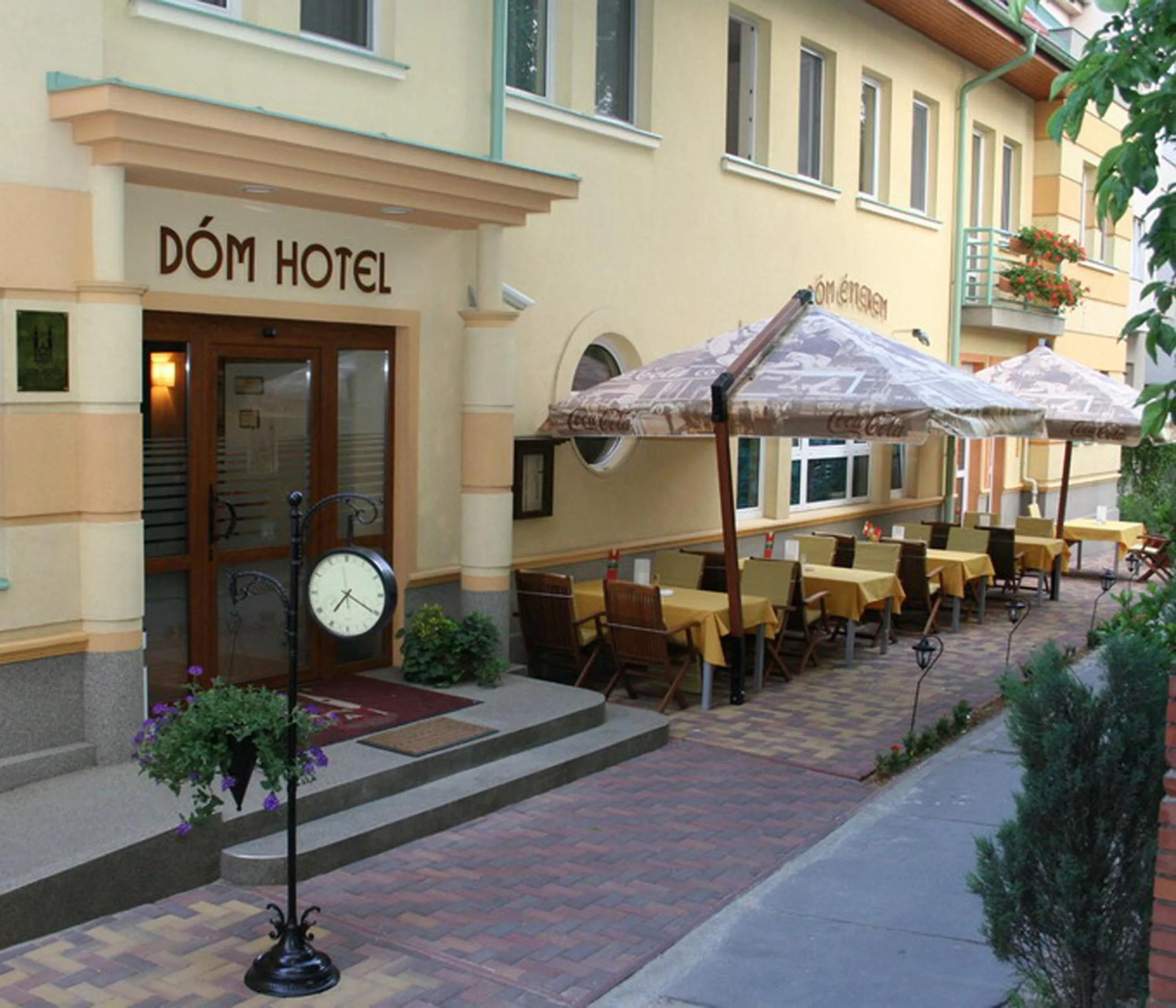 Facade/entrance in Dóm Hotel