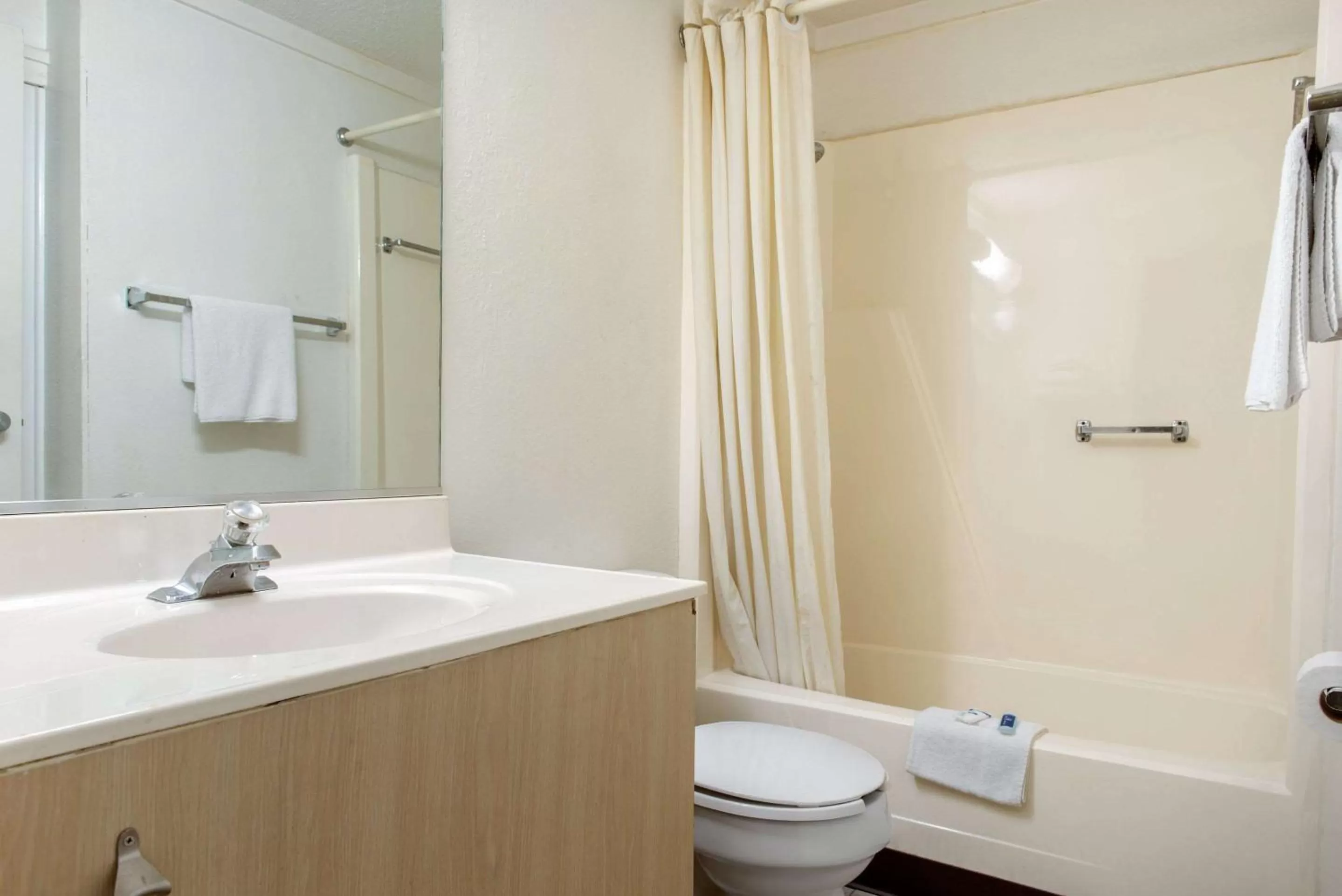 Bathroom in Rodeway Inn Sharonville