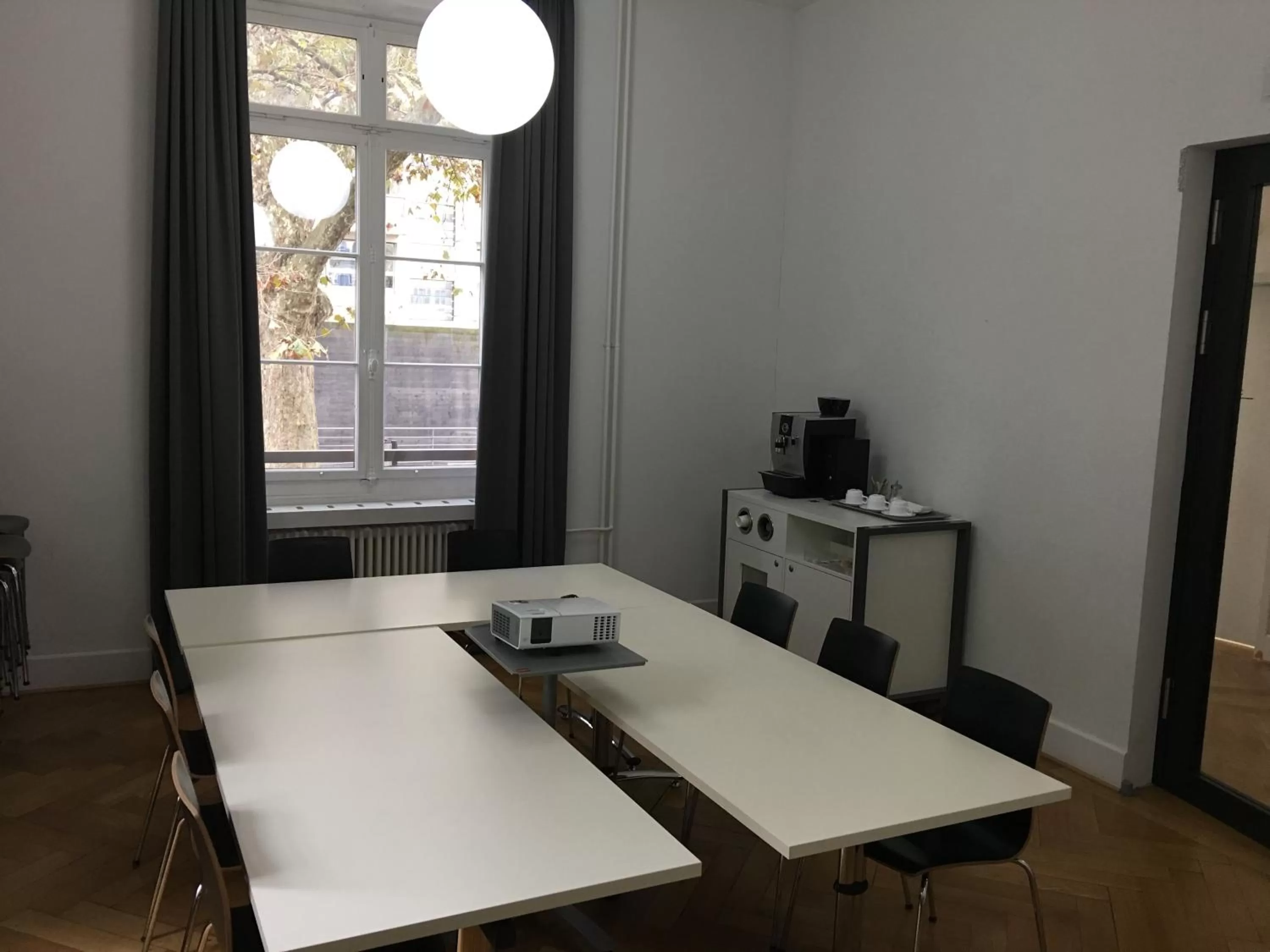 Meeting/conference room in Geneva Hostel
