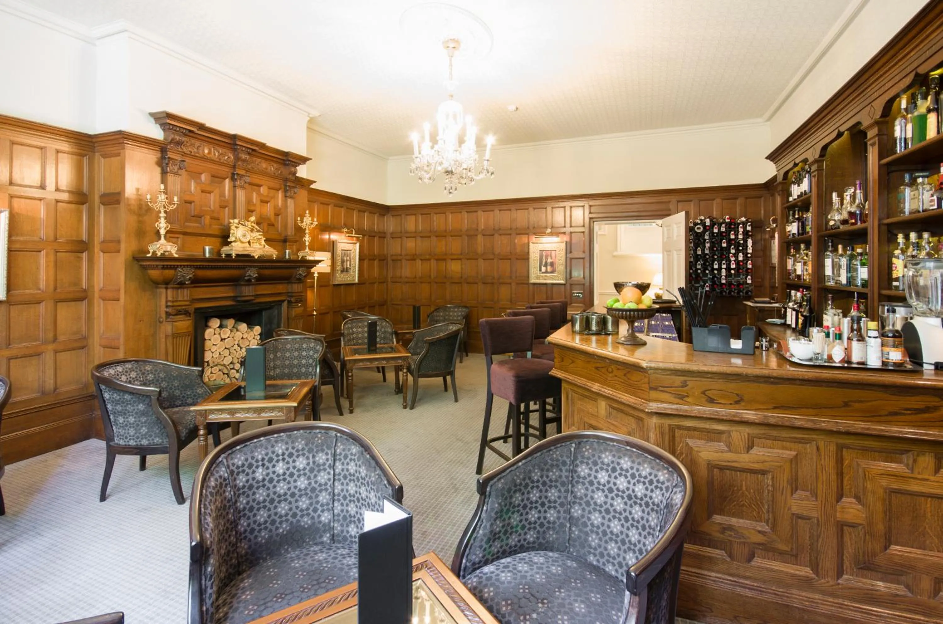 Lounge or bar in Chateau La Chaire
