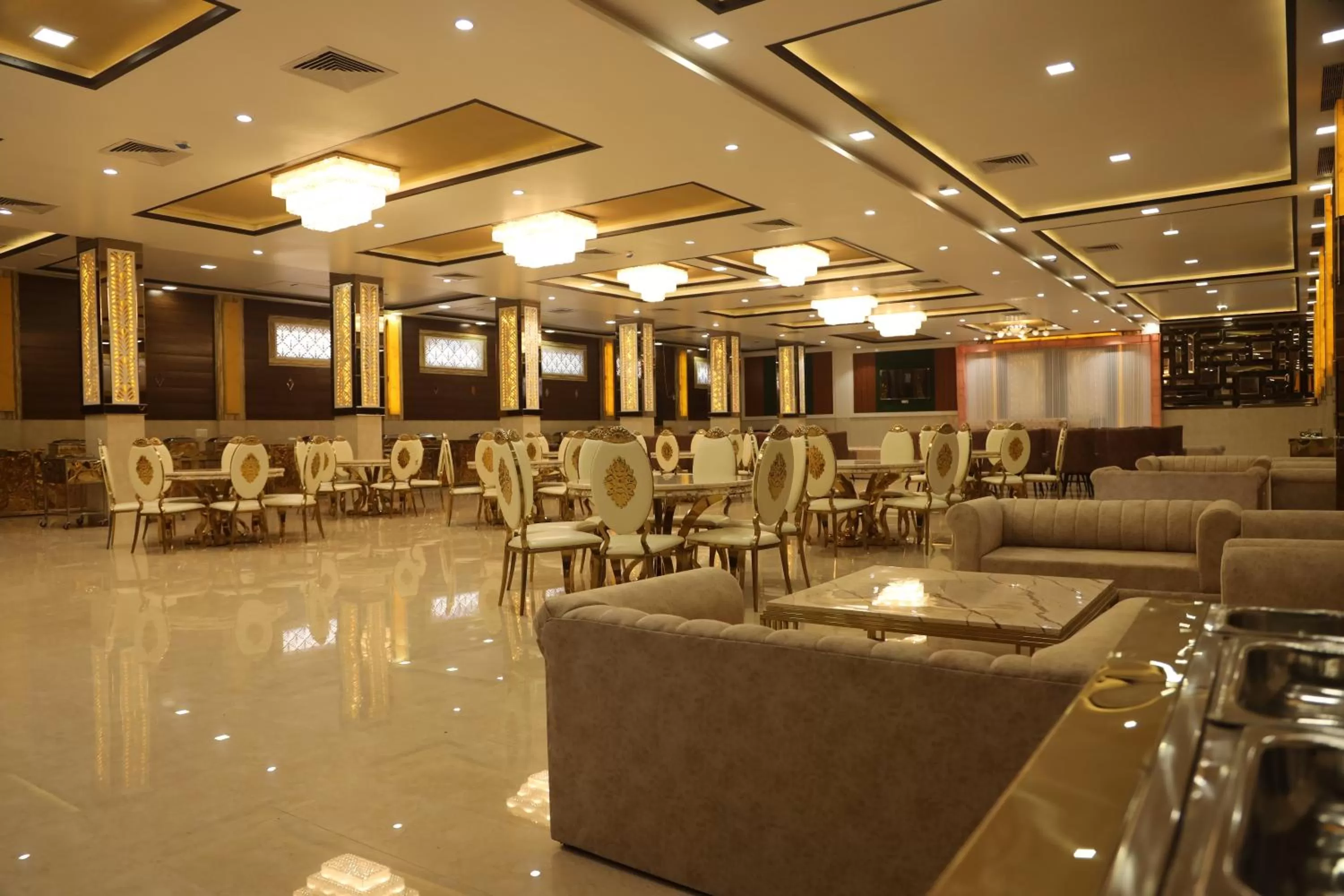 Restaurant/places to eat in Hotel Vasdaa Grand