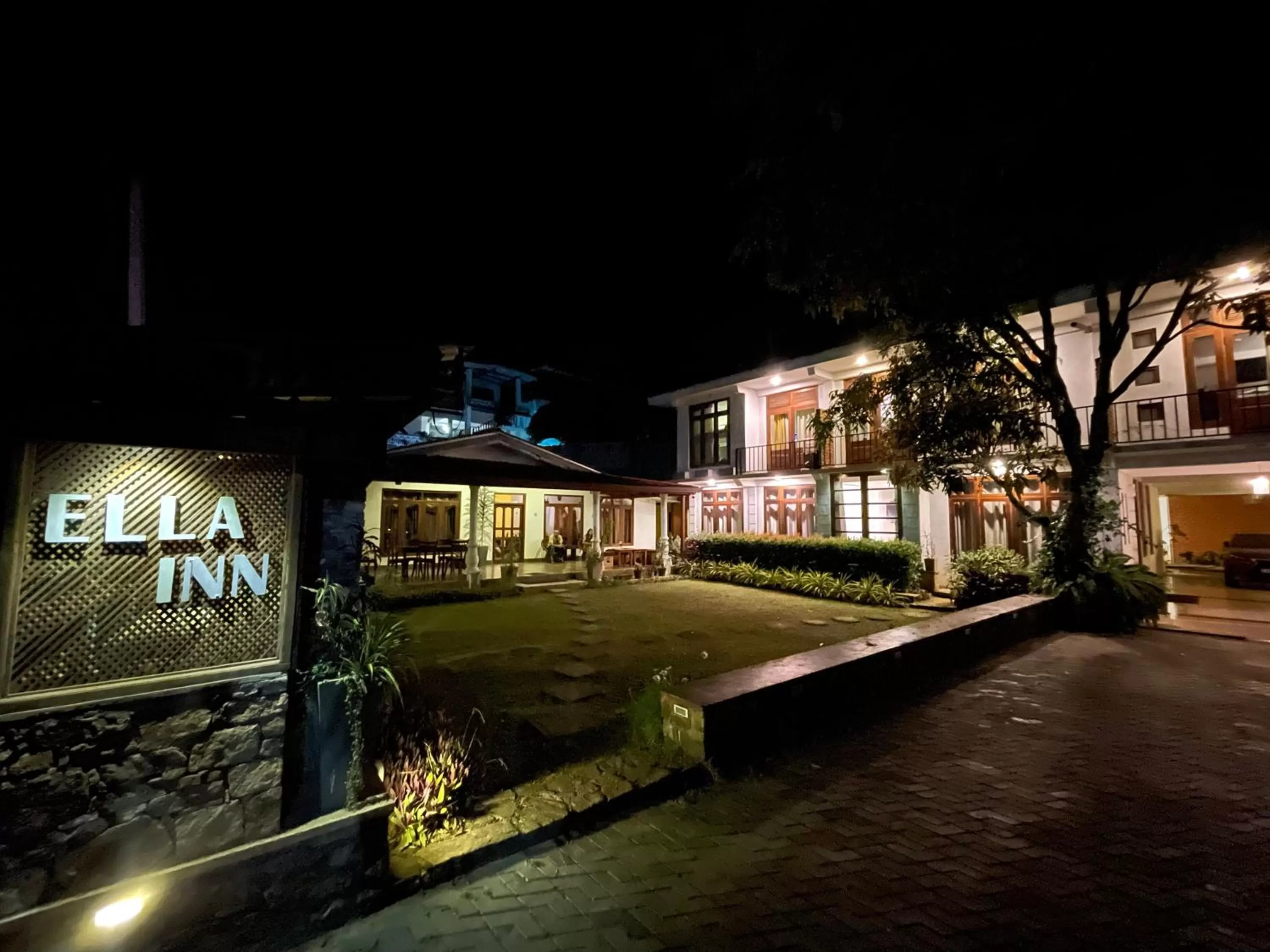 Property building in Ella Inn Hotel