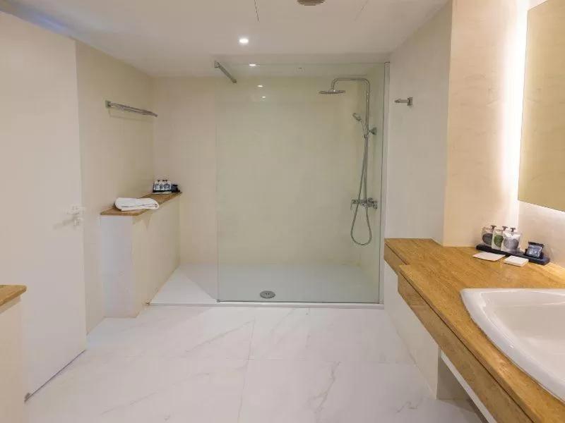 Shower in Ajax Hotel