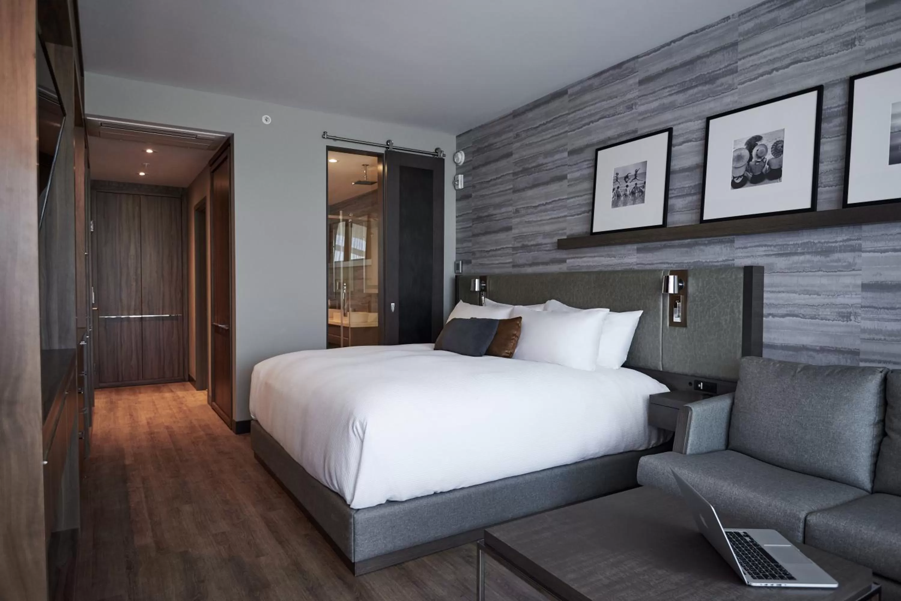 Photo of the whole room, Bed in Entourage sur-le-Lac