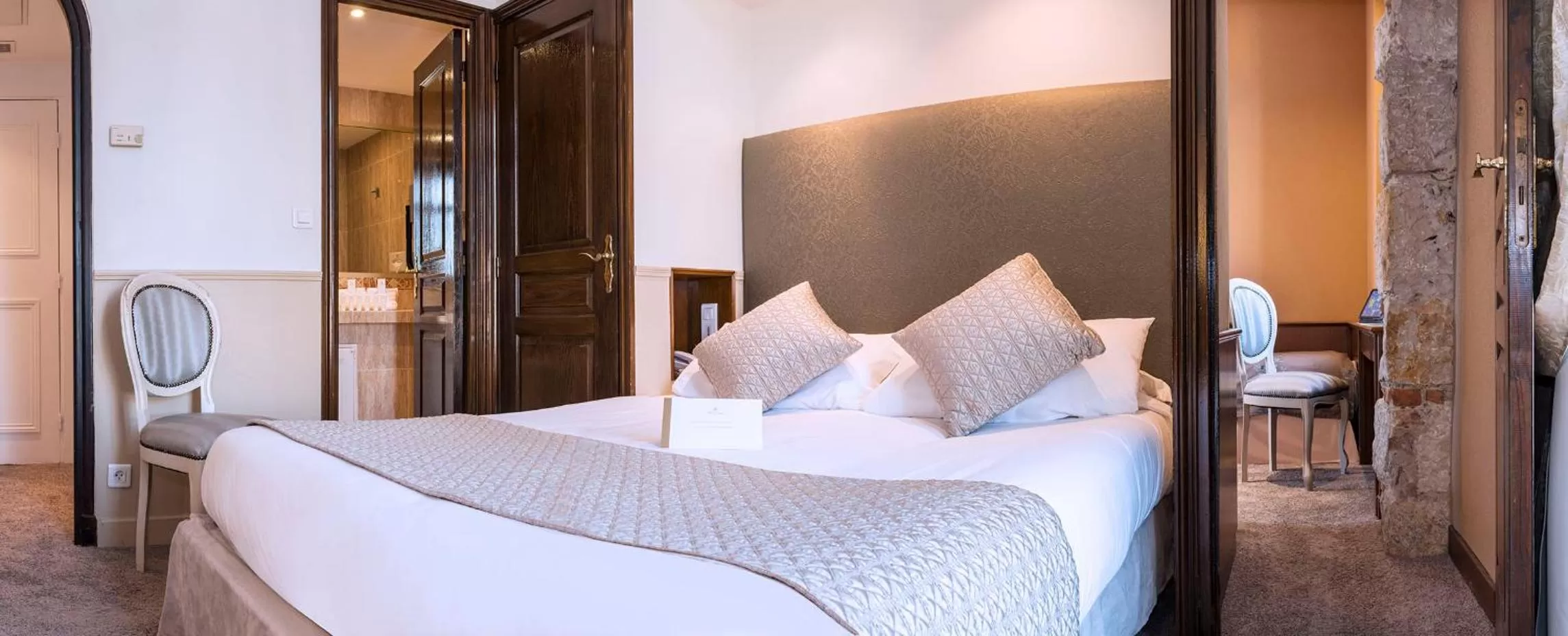 Photo of the whole room, Bed in Hôtel West End Promenade