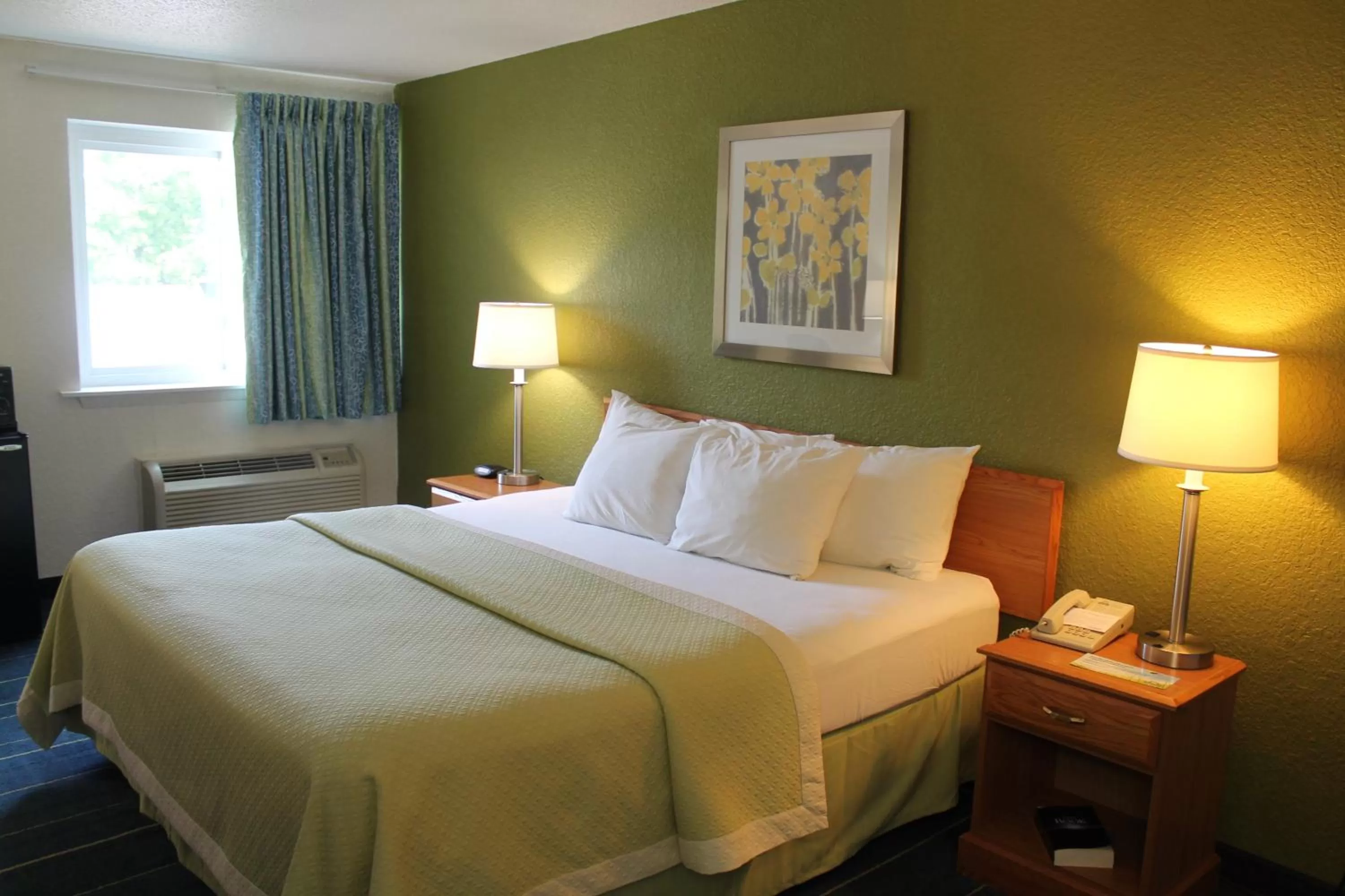 Bed in Days Inn & Suites by Wyndham Bridgeport - Clarksburg