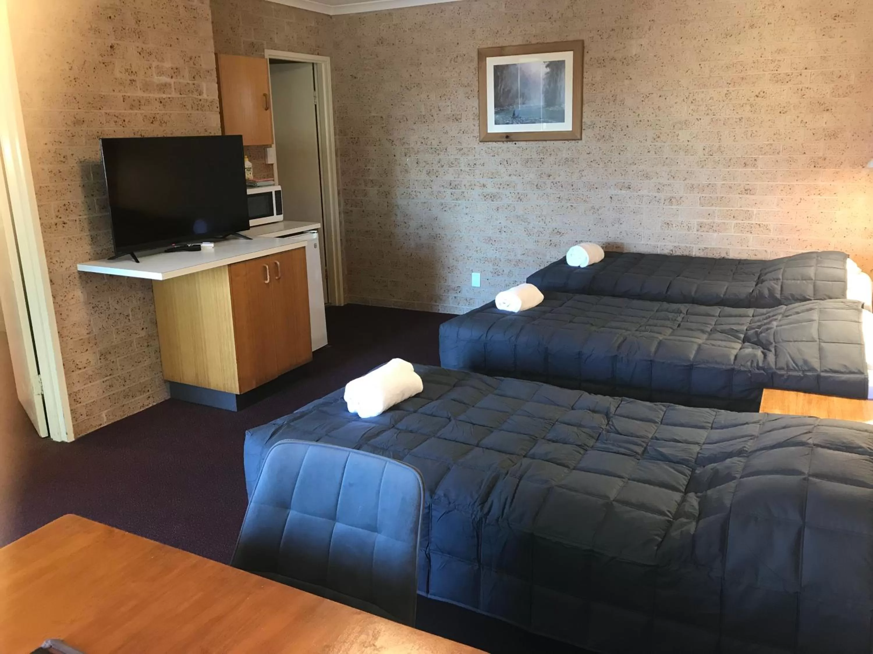 Bed in Cedar Lodge Motel