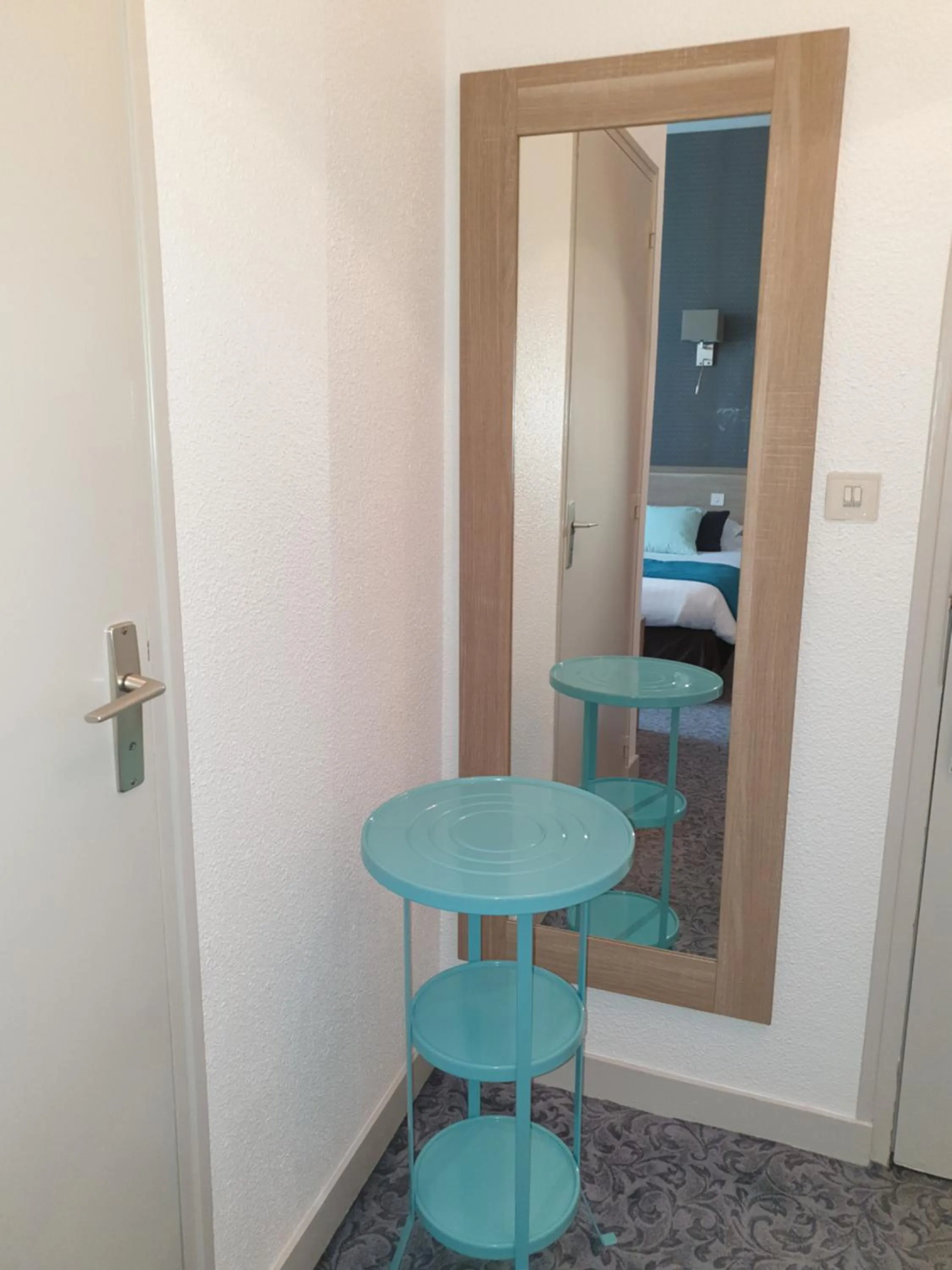 View (from property/room), Bed in Hôtel Le Rohan Charme et Caractère