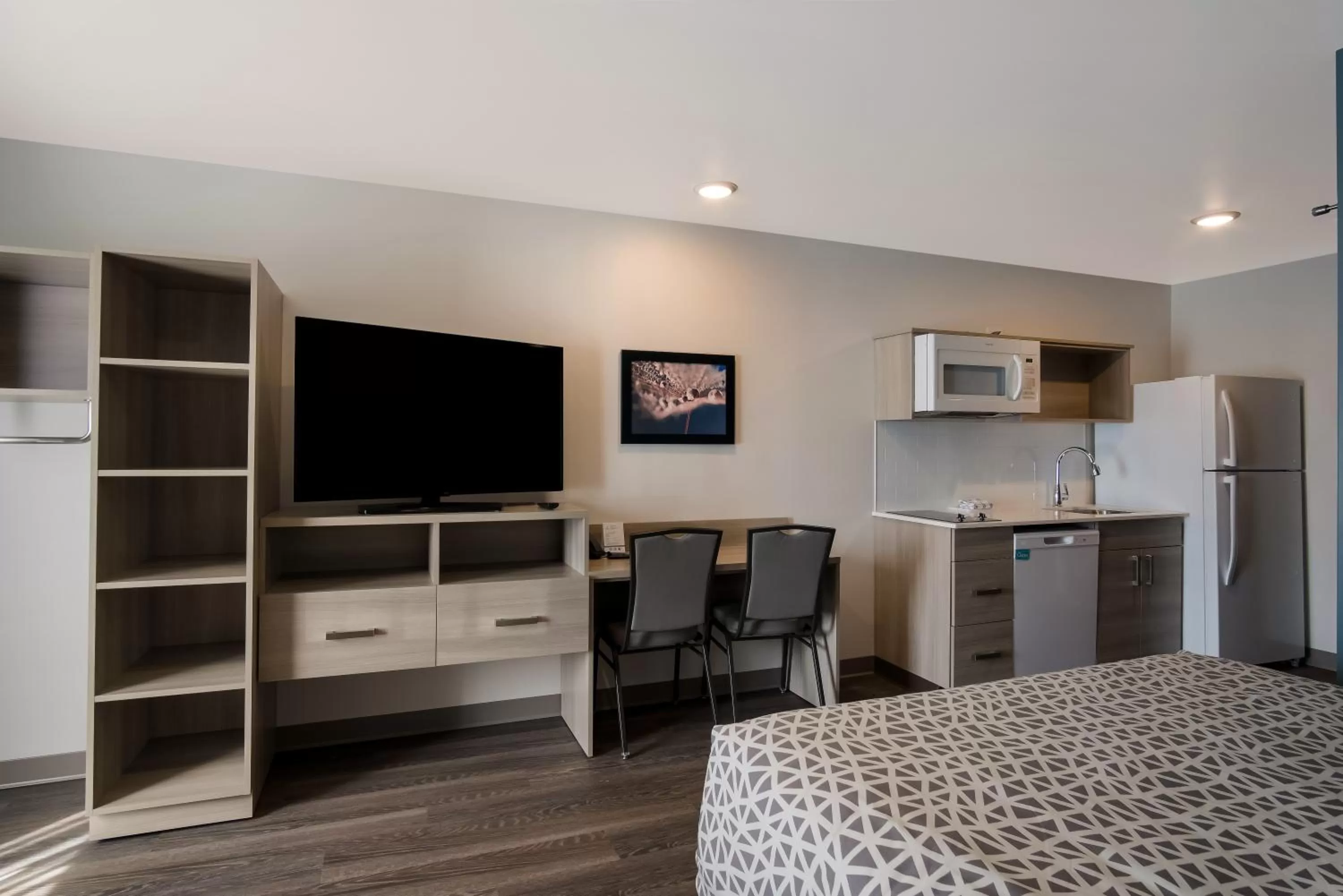 TV and multimedia, Bed in WoodSpring Suites Grand Rapids Kentwood