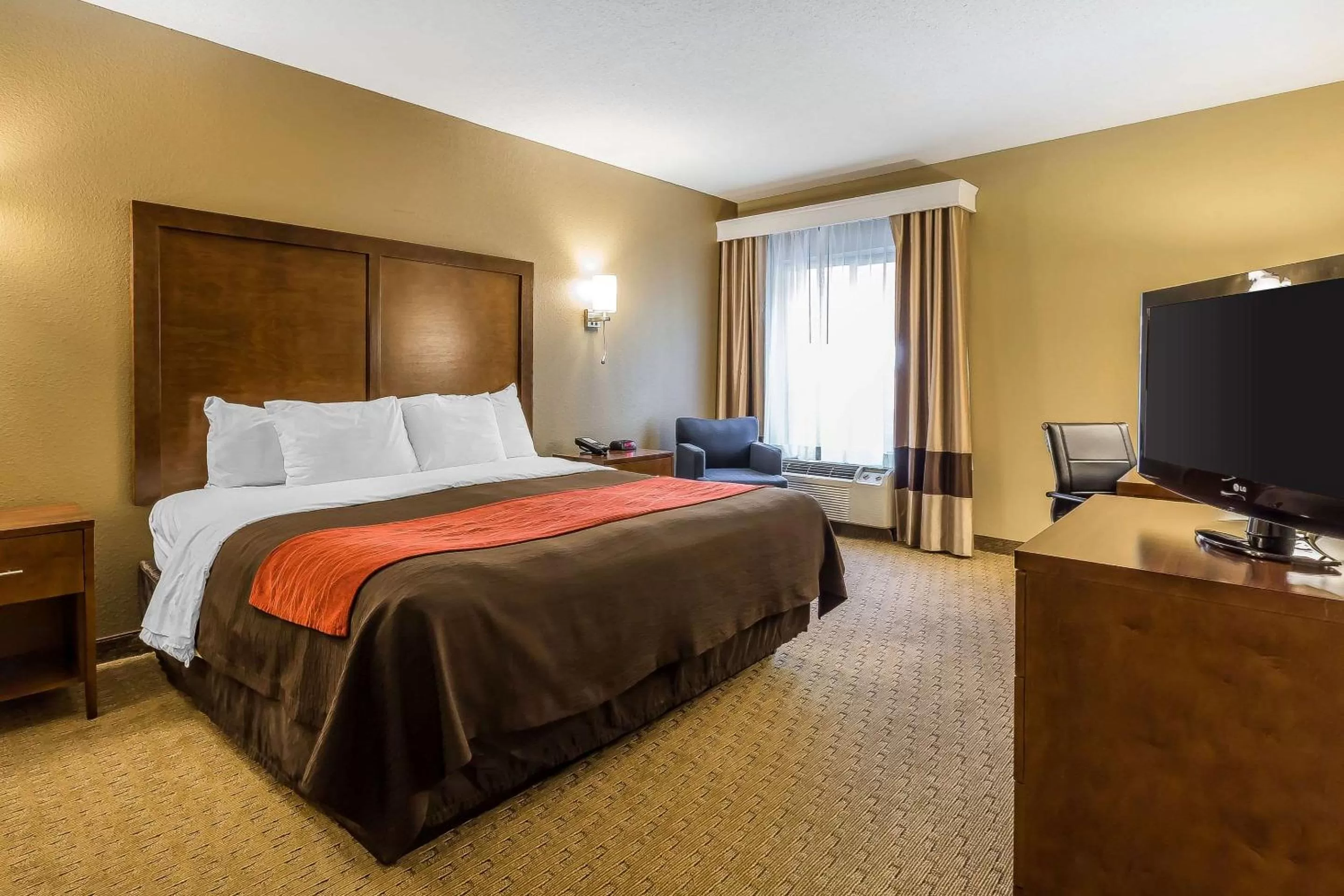 Photo of the whole room, Bed in Comfort Inn & Suites Dalton West