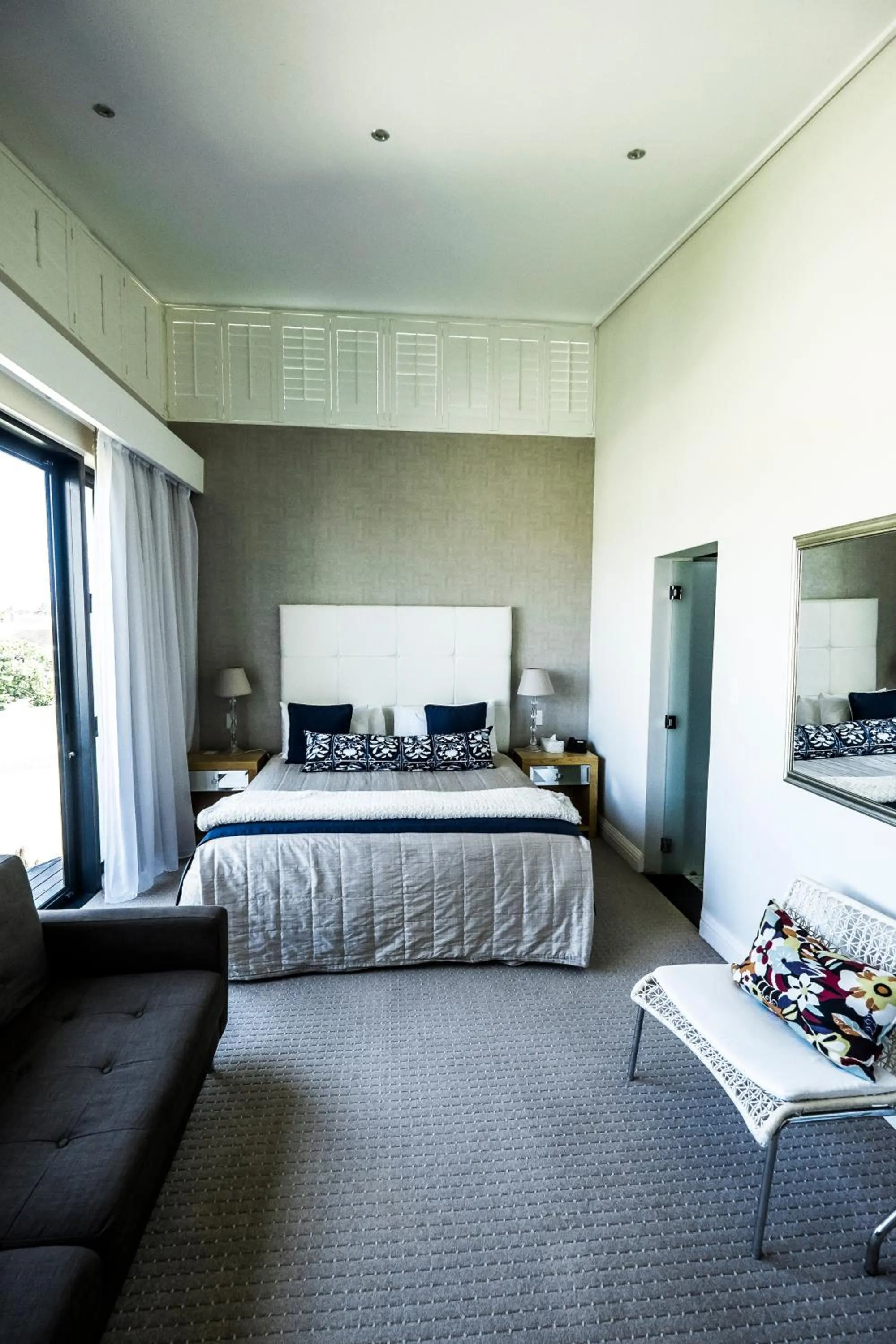 Photo of the whole room in Isango Gate