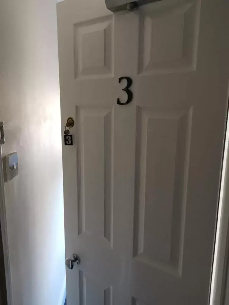 Twin Room with Bathroom in Mairs Bed and Breakfast. Twin Room with Bathroom in Mairs Bed and Breakfast.