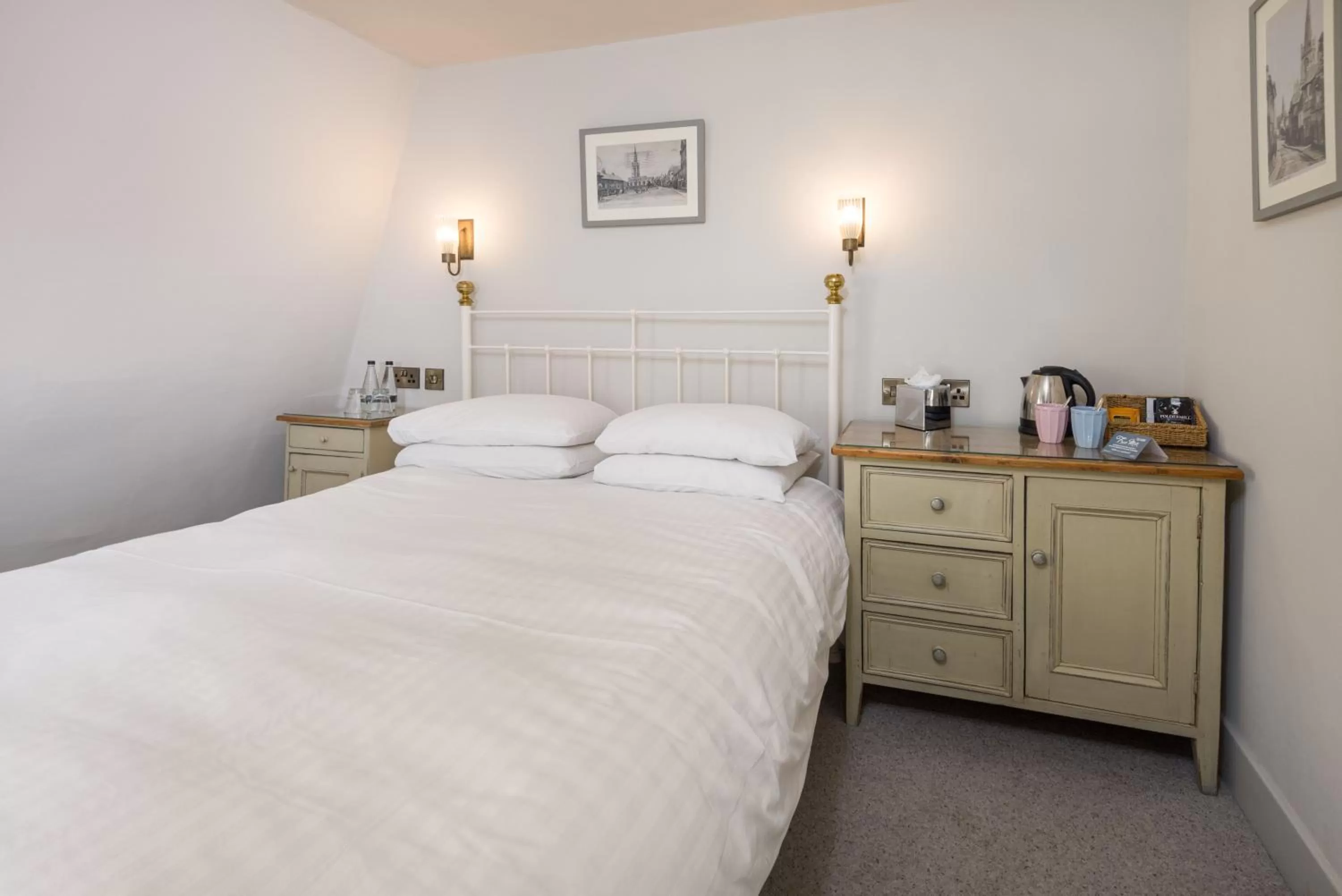 Bedroom, Bed in Crown Hotel