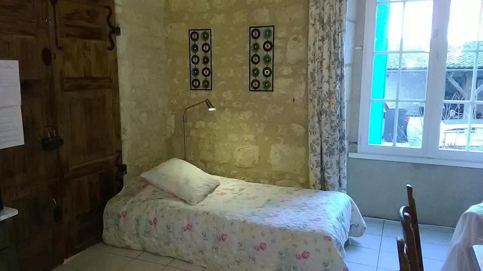 Bed in Manoir Le Cristal - Futuroscope a petit prix , grandes chambres familiales 5-6 personnes ,