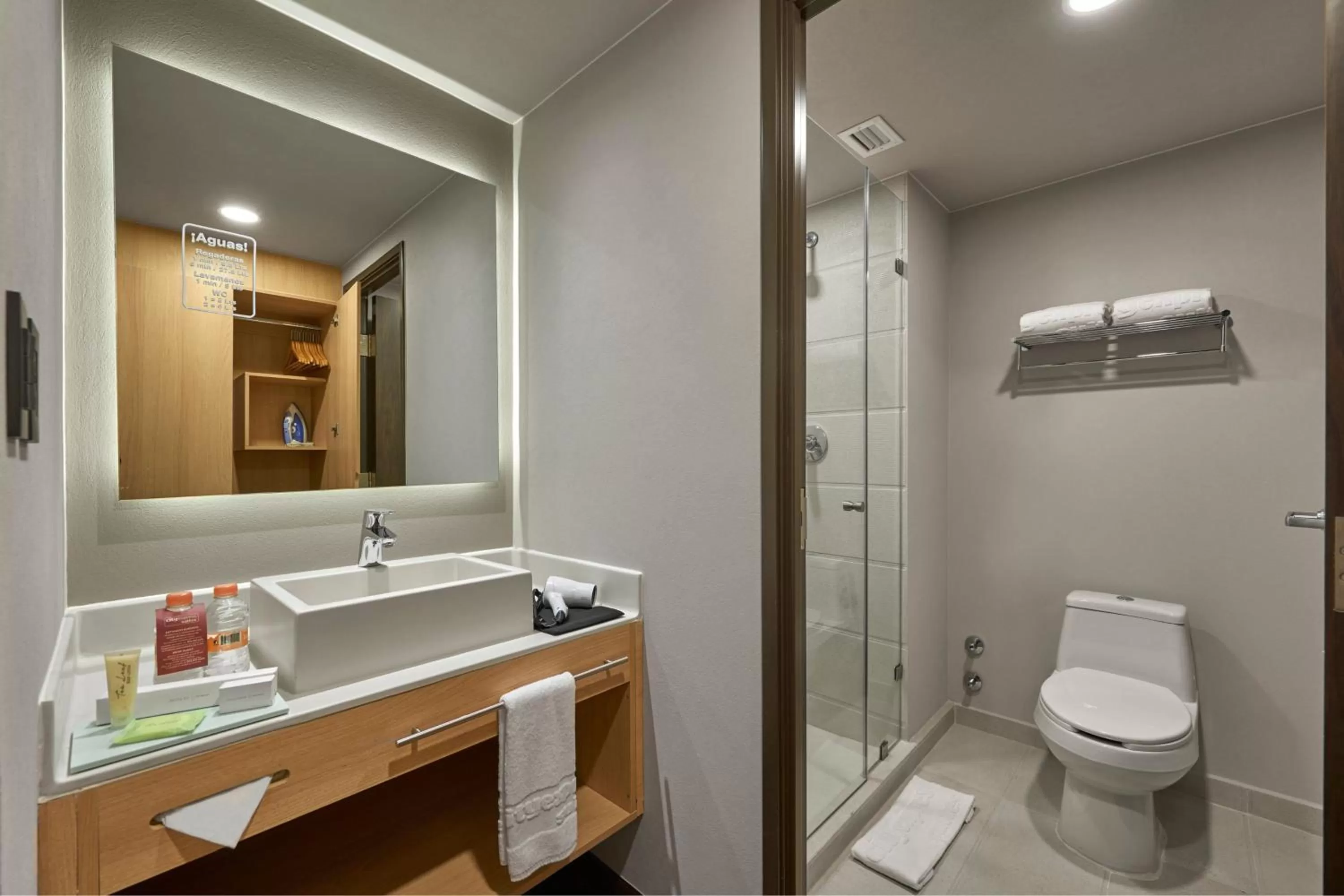 Bathroom in City Express Suites by Marriott Cancún Aeropuerto