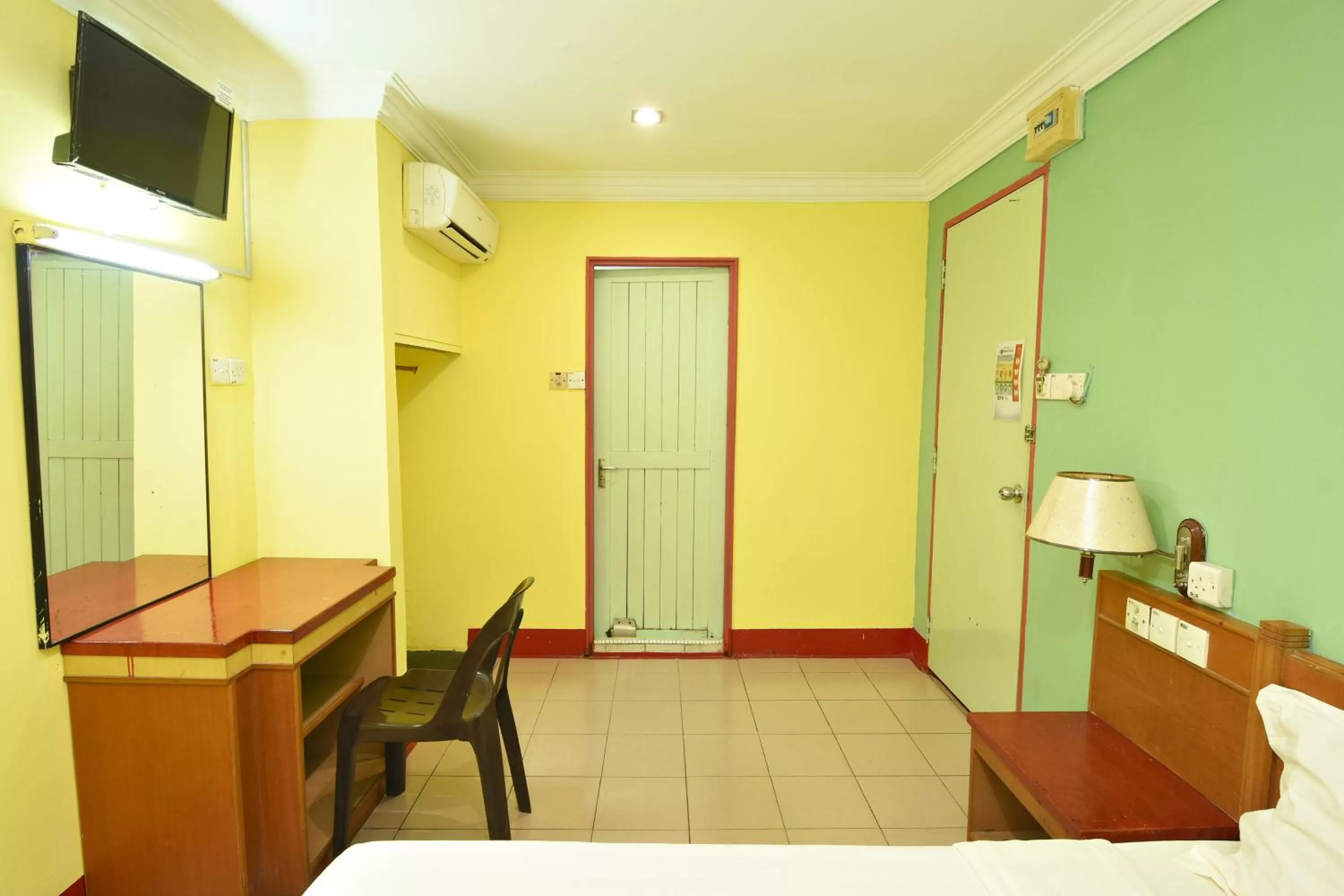 Photo of the whole room, TV/Entertainment Center in Mandarin Inn by Glex