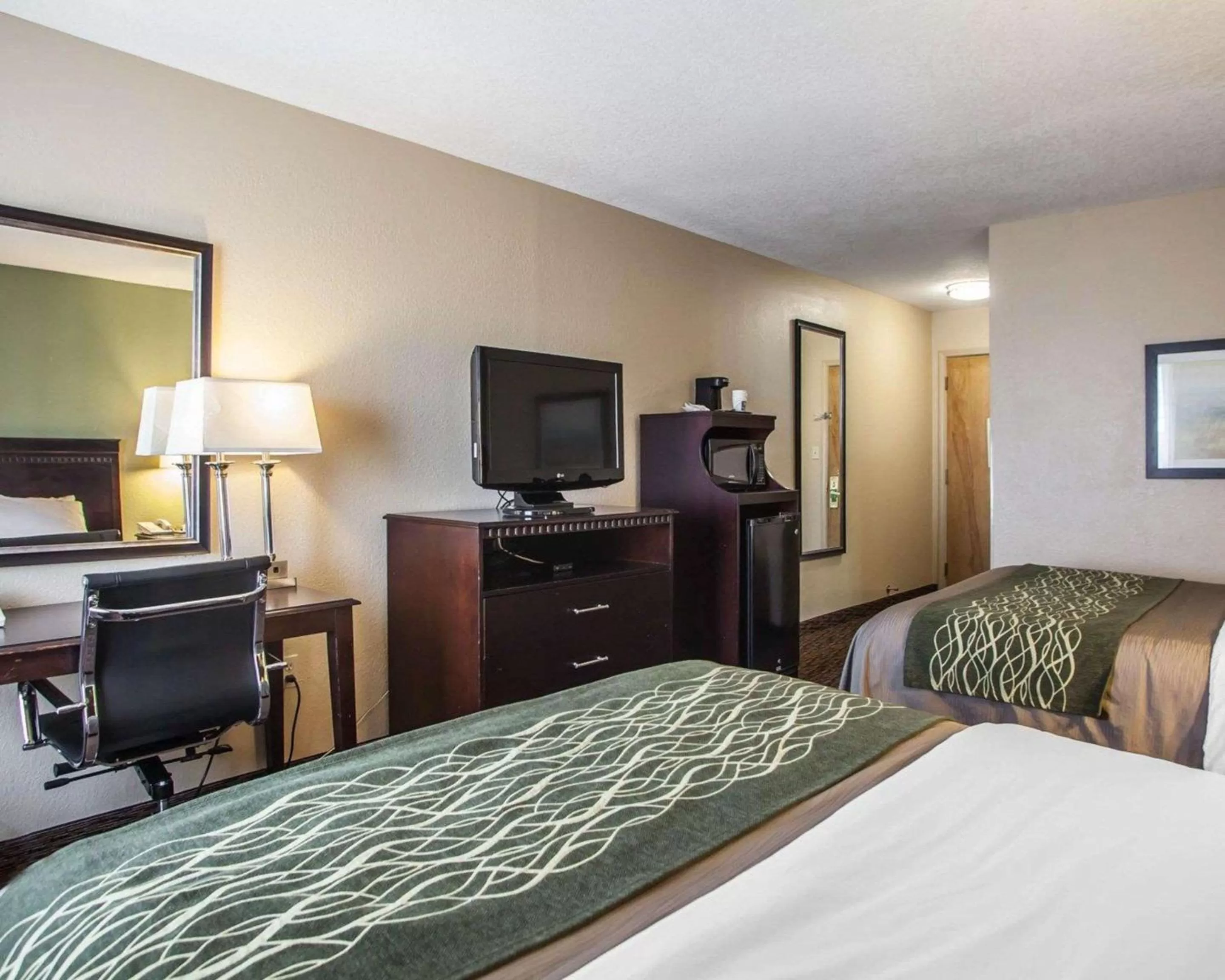 Photo of the whole room, Bed in Quality Inn Belton - Kansas City South