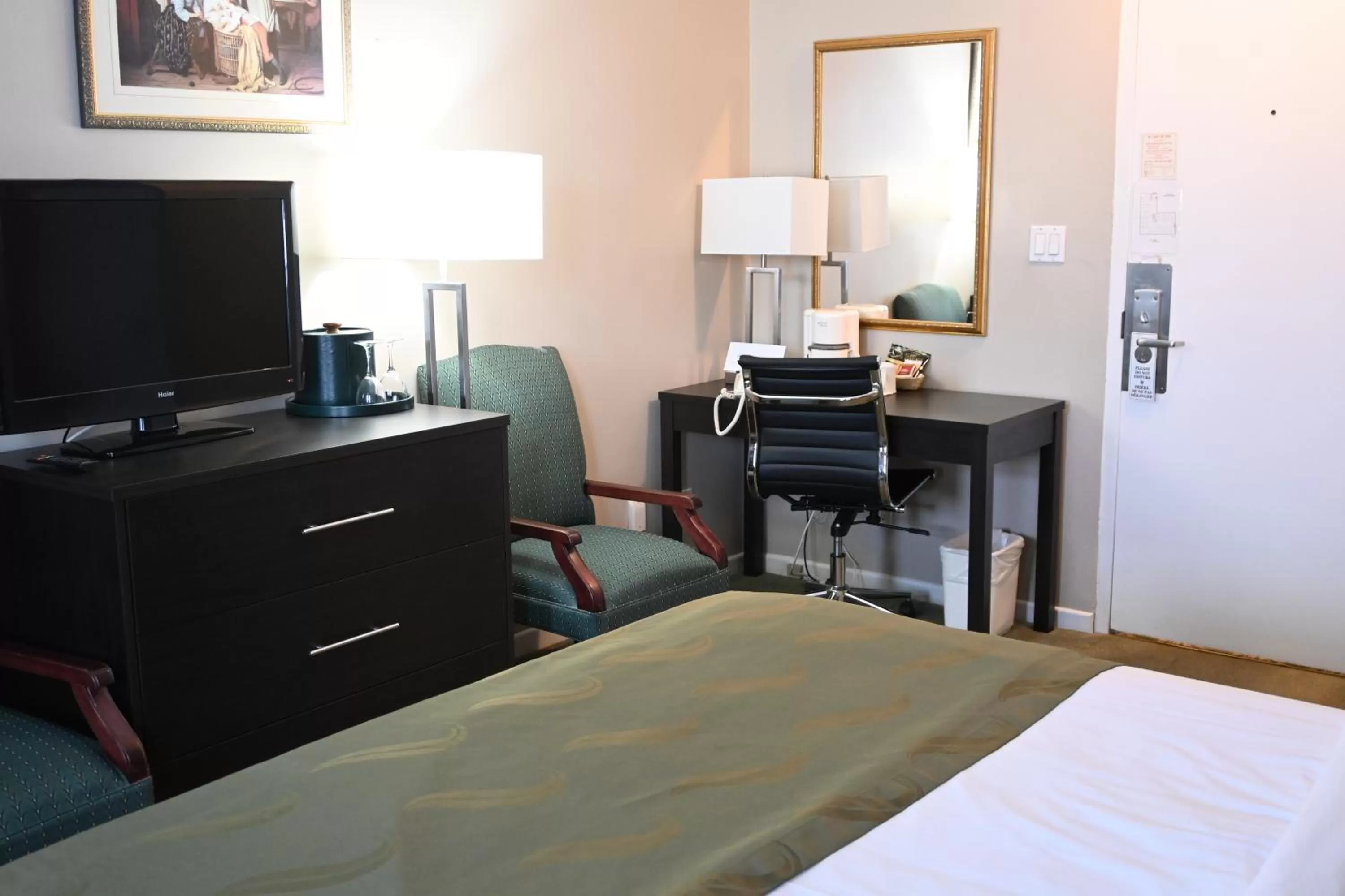 Bed in The Gananoque Inn