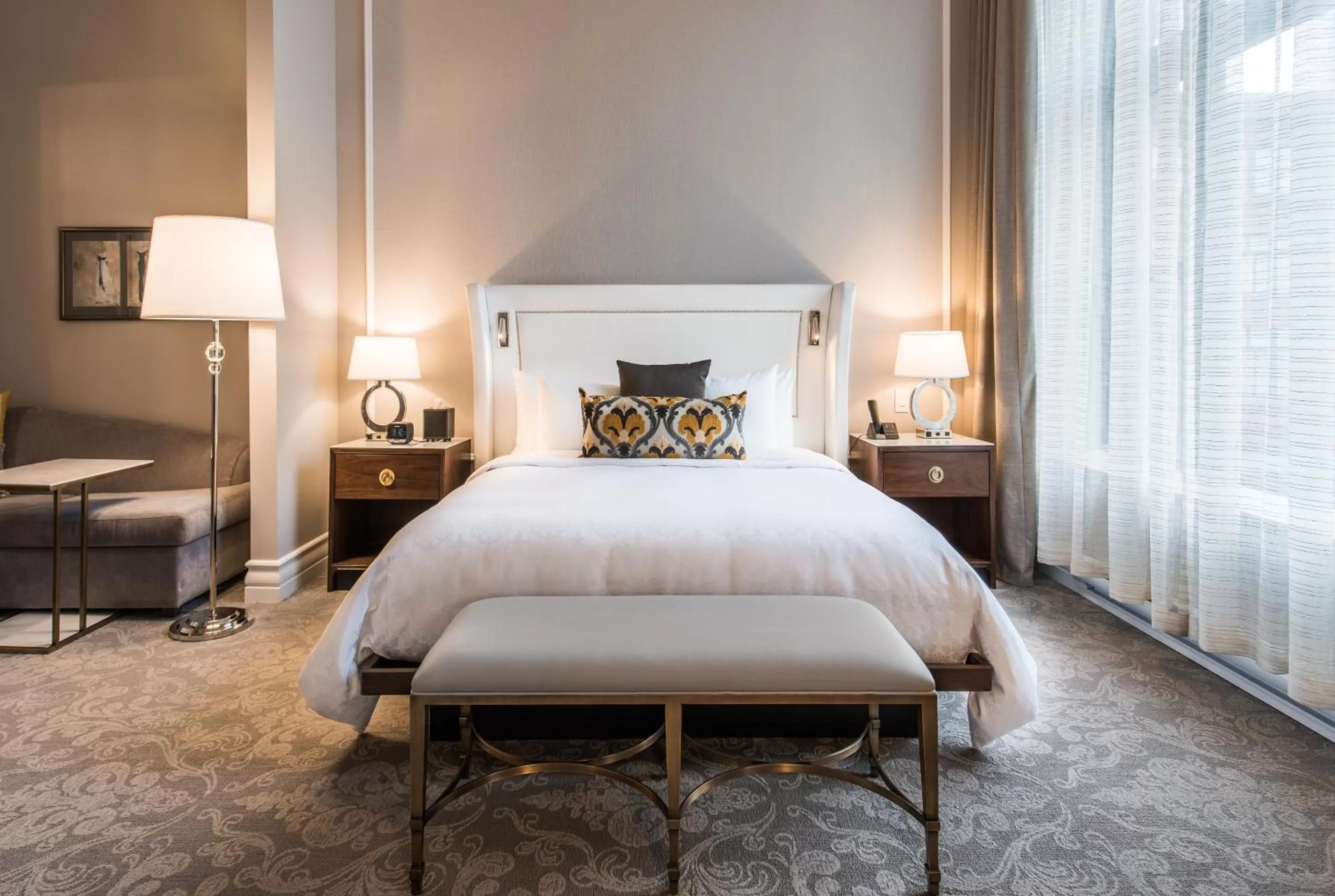 Photo of the whole room, Bed in Hôtel Birks Montréal