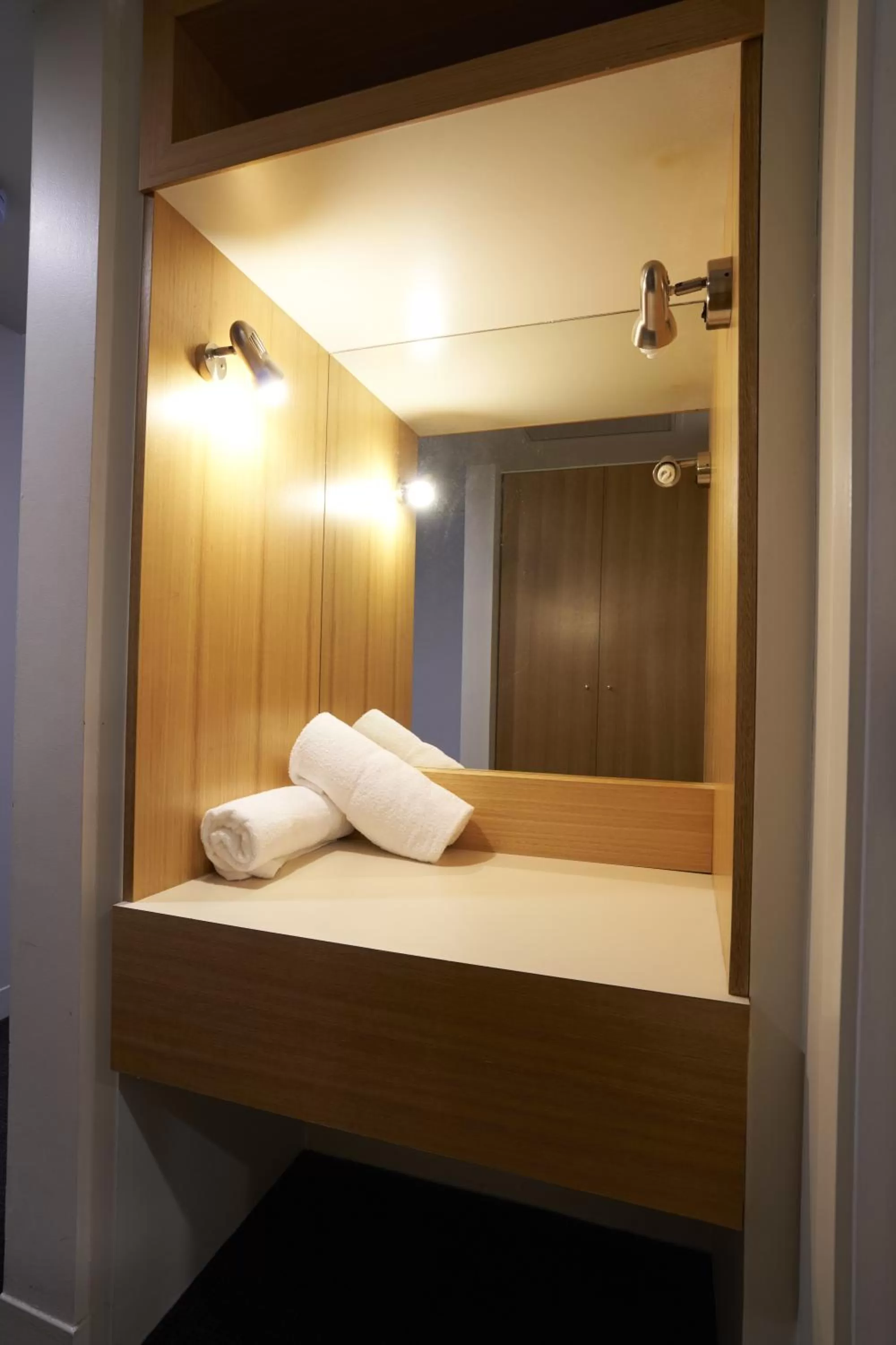 wardrobe, Bed in The Dingley Hotel