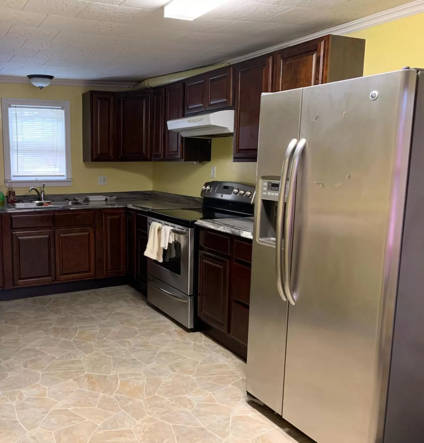 Kitchen or kitchenette in Lakelawn B&B and Motel