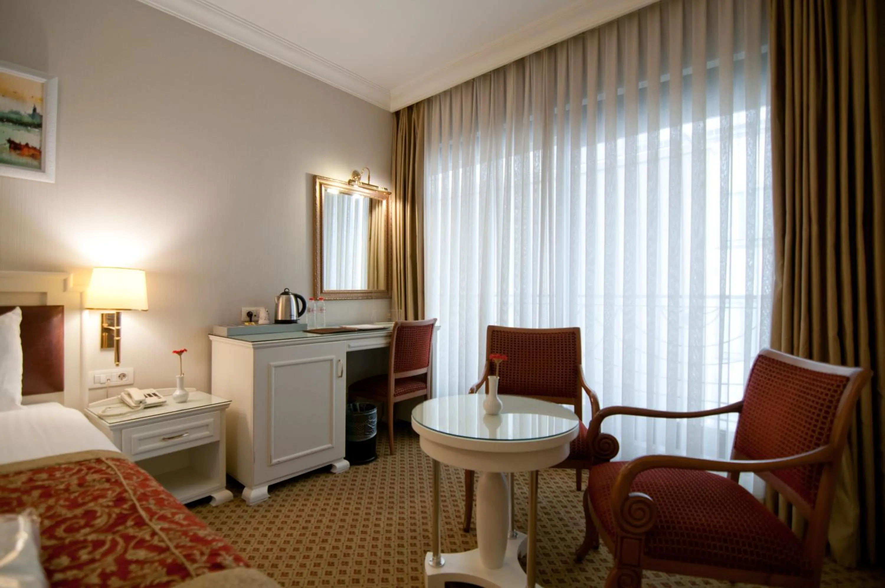 Photo of the whole room, Bed in Taksim Metropark Hotel