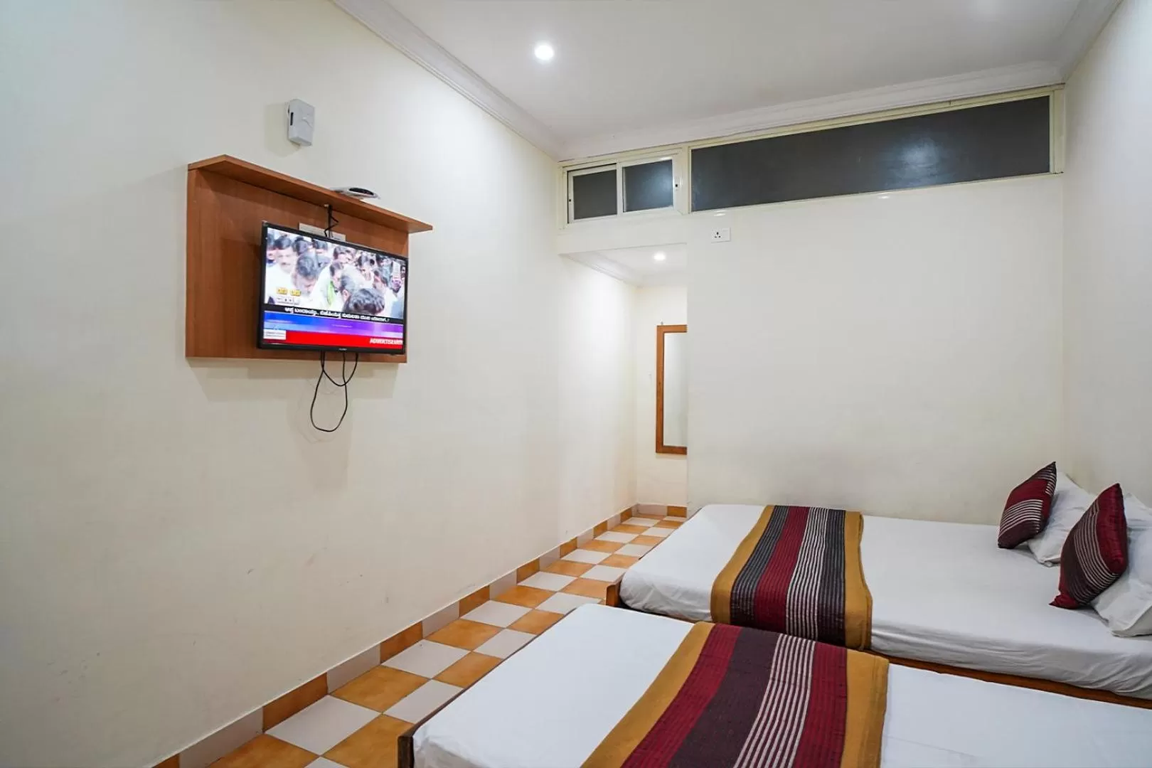Communal lounge/ TV room, TV/Entertainment Center in HOTEL PRAKAASH RESIDENCY