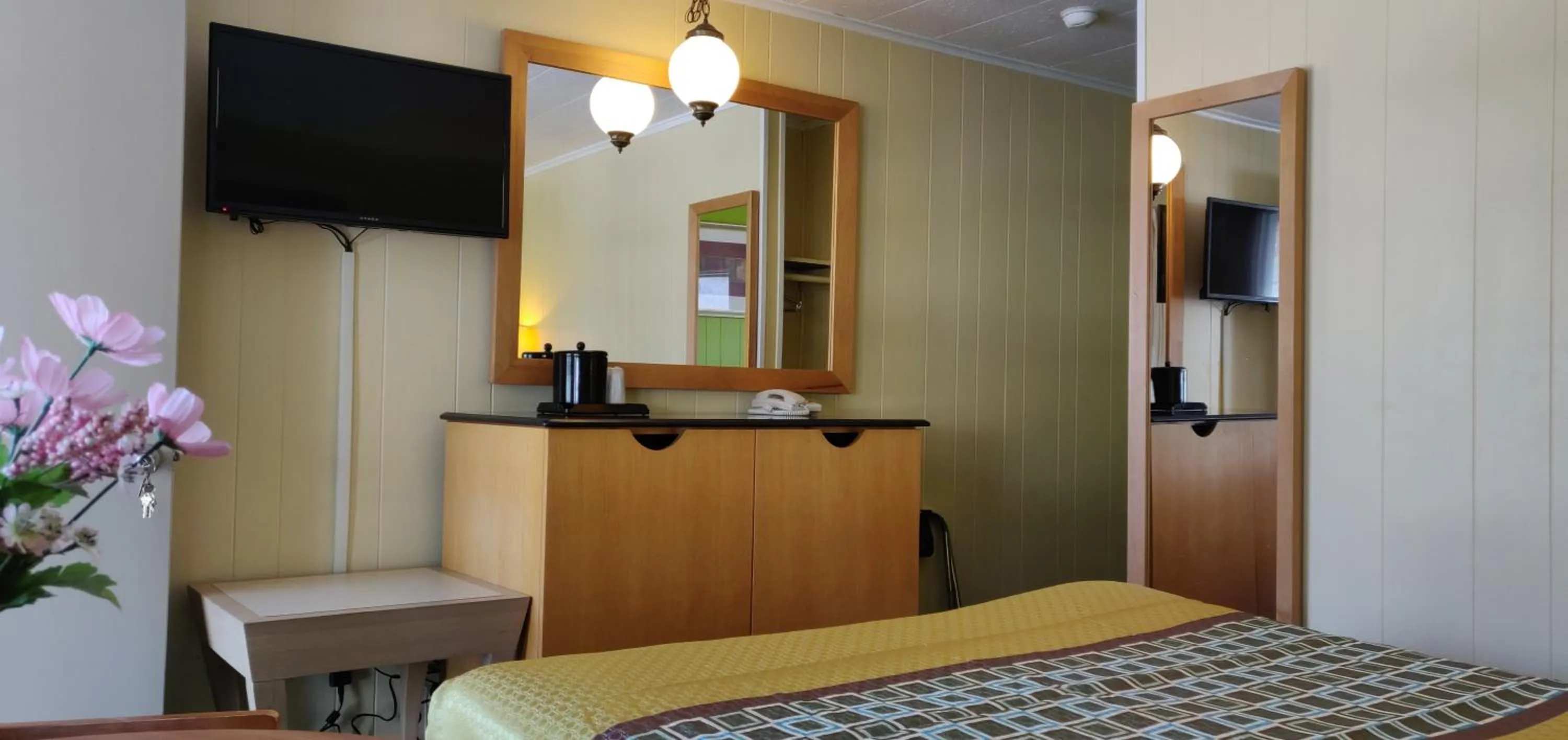 Bed in Pinebrook Motel