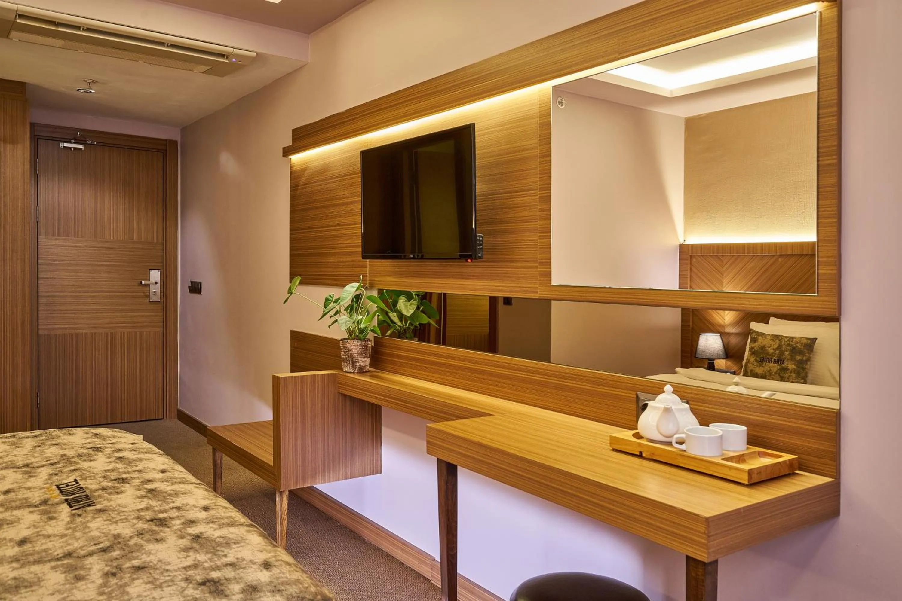 Photo of the whole room, Bed in Atro Hotel