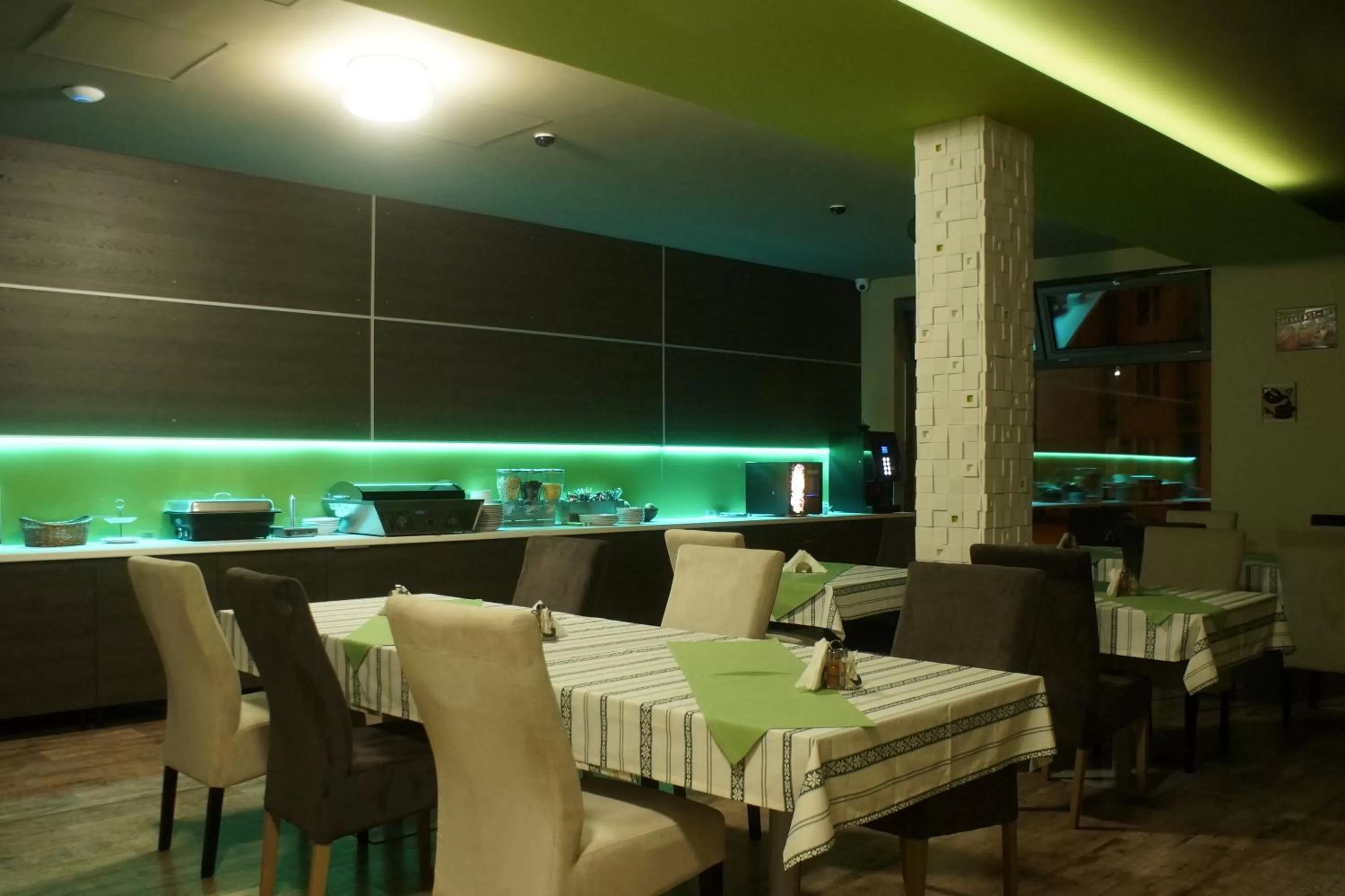 Restaurant/places to eat in Fitromax Sportpanzió Ajka