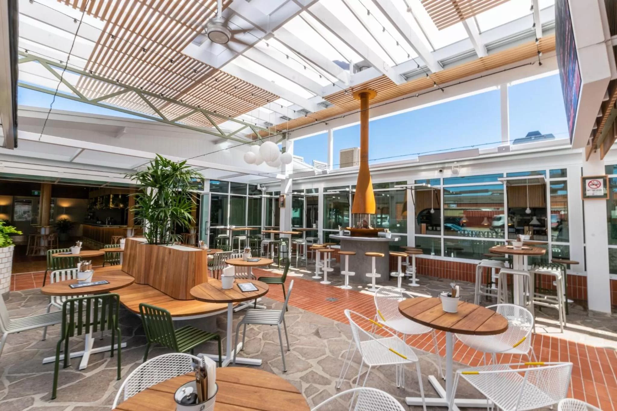 Restaurant/places to eat in Astor Hotel Motel