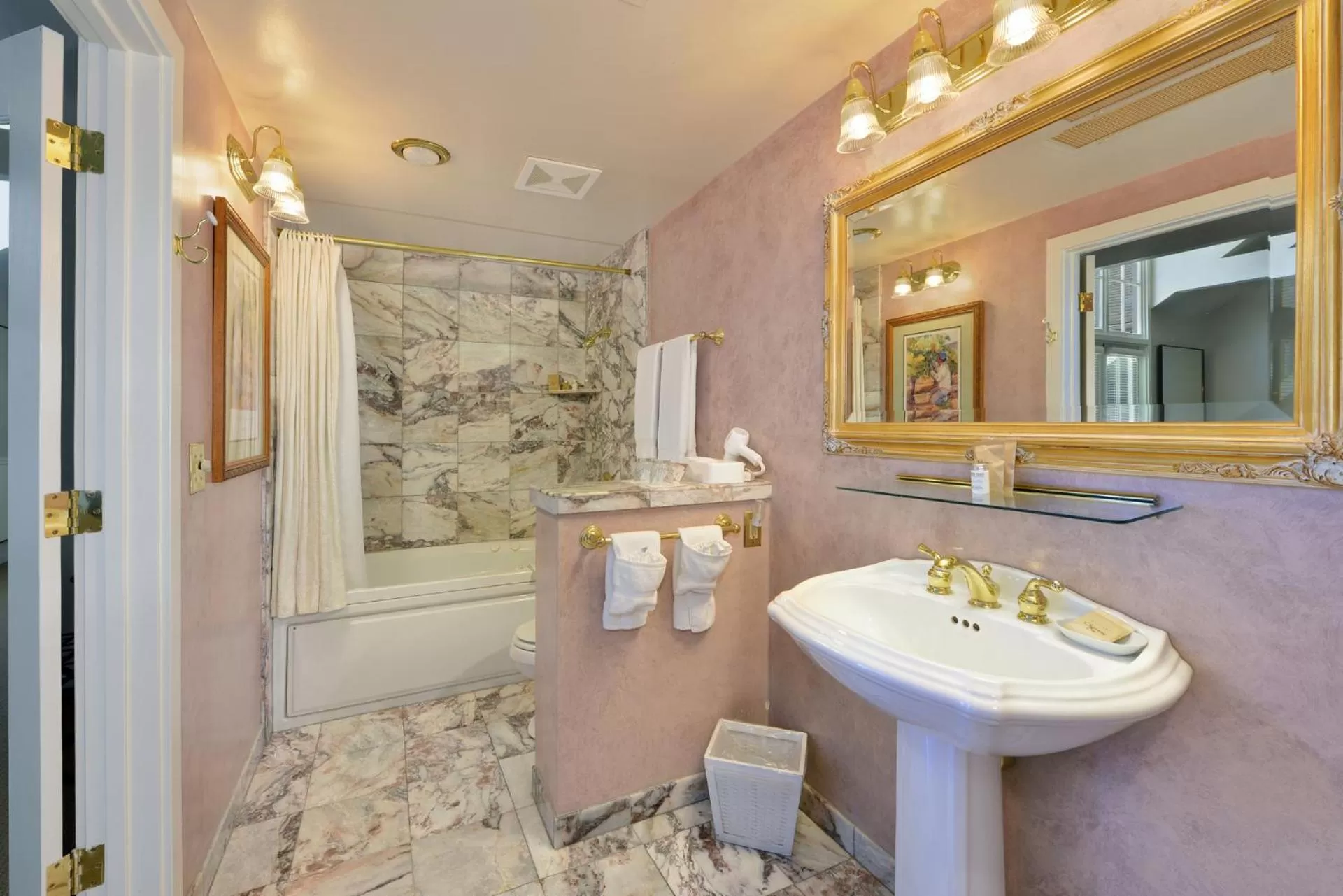 Shower in Hotel La Rose