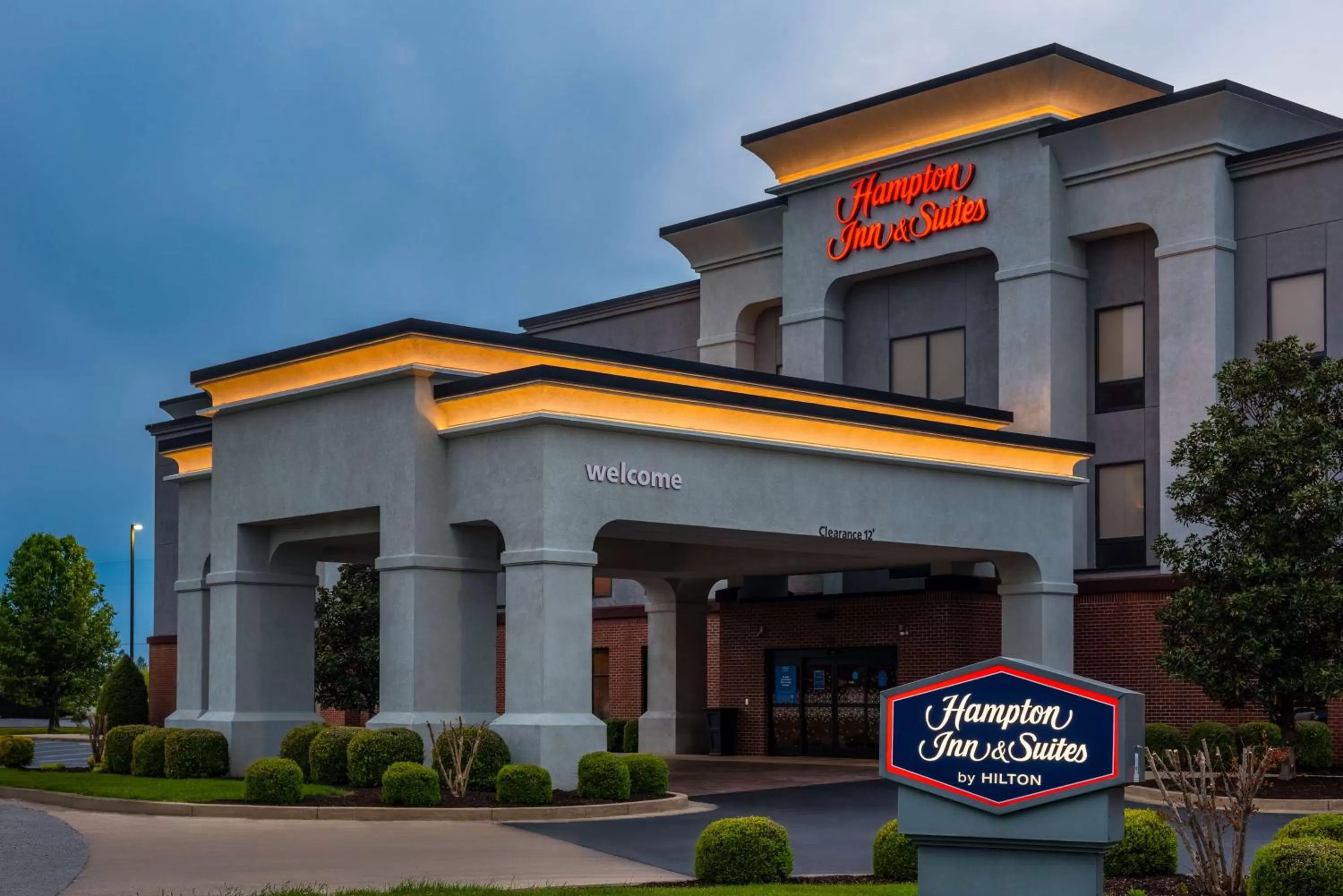 Property building in Hampton Inn & Suites Hopkinsville