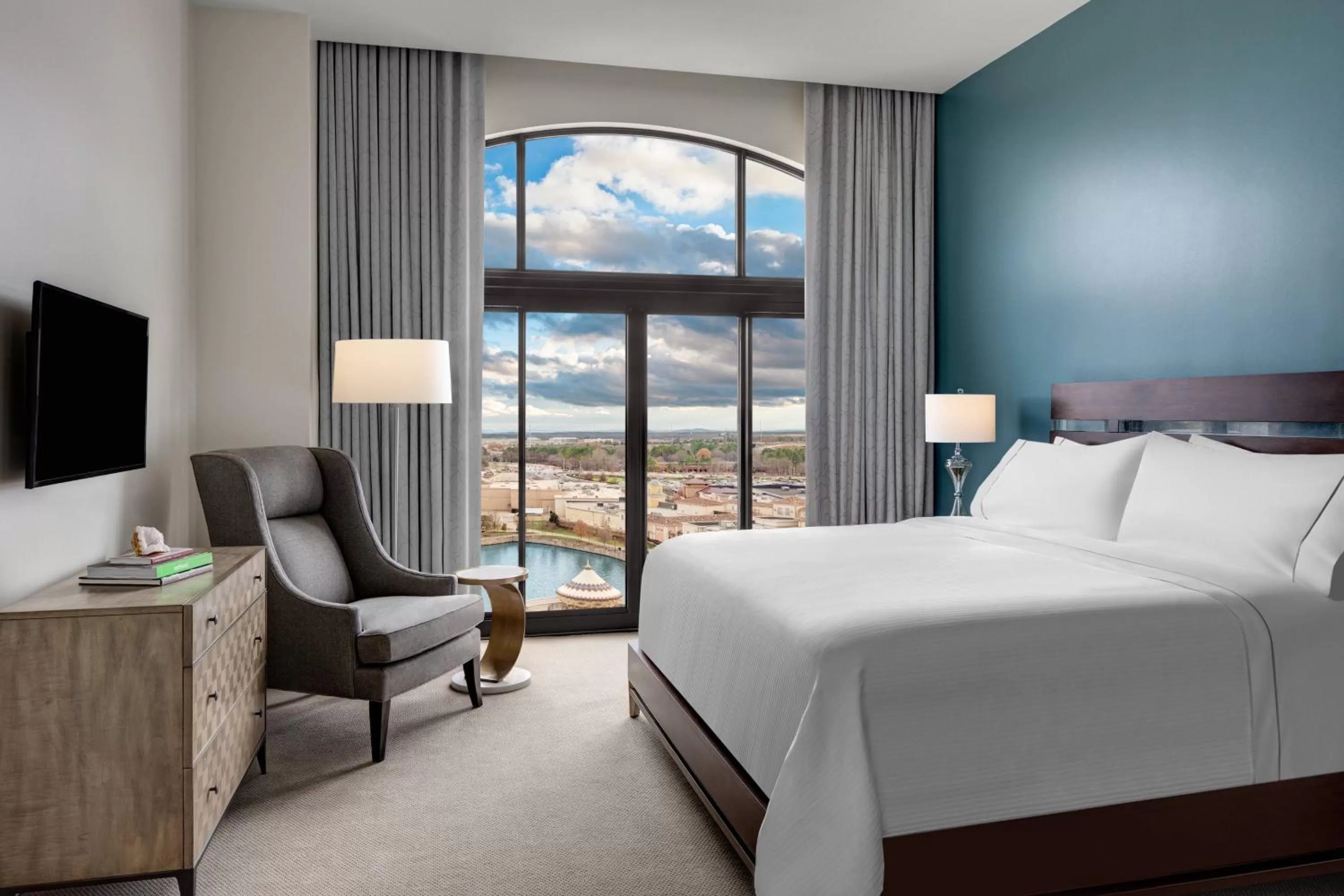 1 Bedroom Executive Suite, 1 King in Element Huntsville