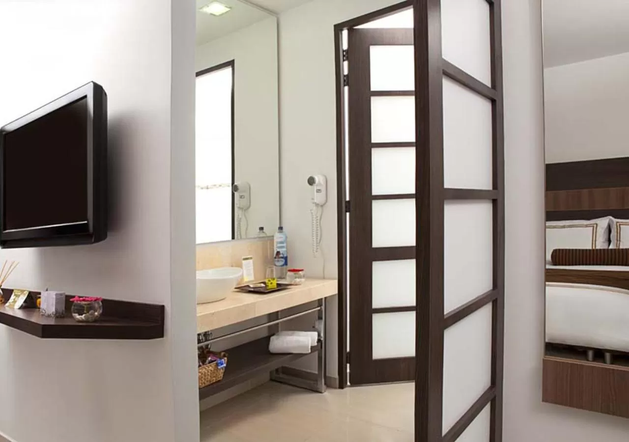 Bathroom, Bed in San Simon Hotel Pereira By Soratama